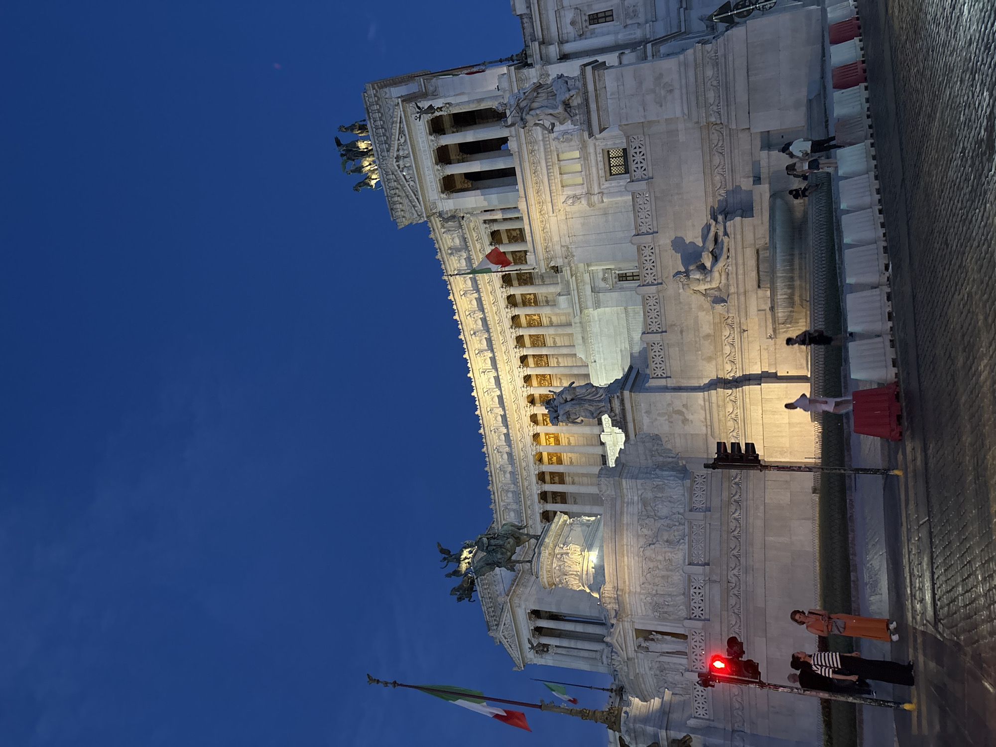 Rome's Vittoriano monument from afternoon to dusk