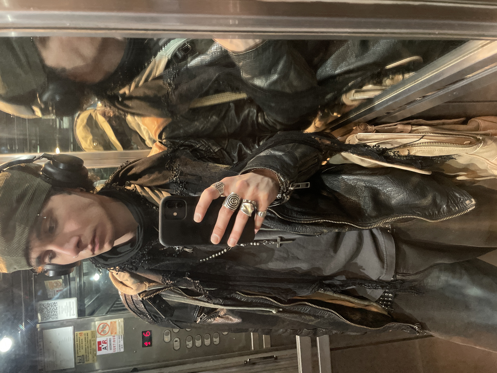 Person takes elevator selfie in Buenos Aires
