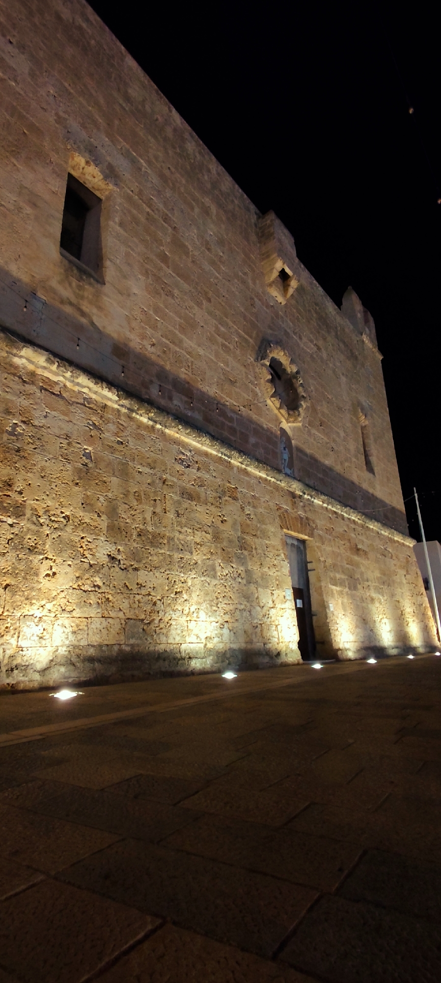 Live street performance in San Vito Lo Capo's illuminated piazza