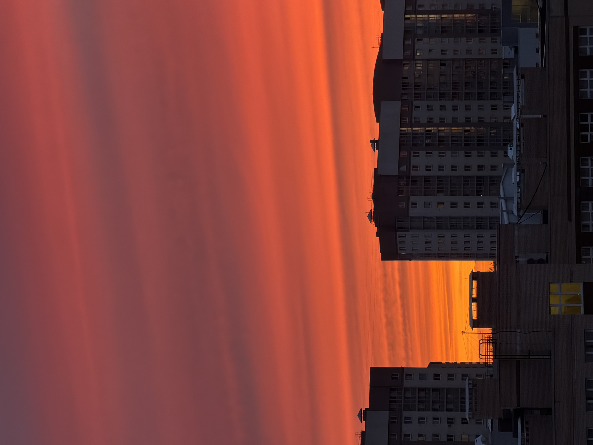 Dramatic sunset captivates Saint Petersburg residents on May 6
