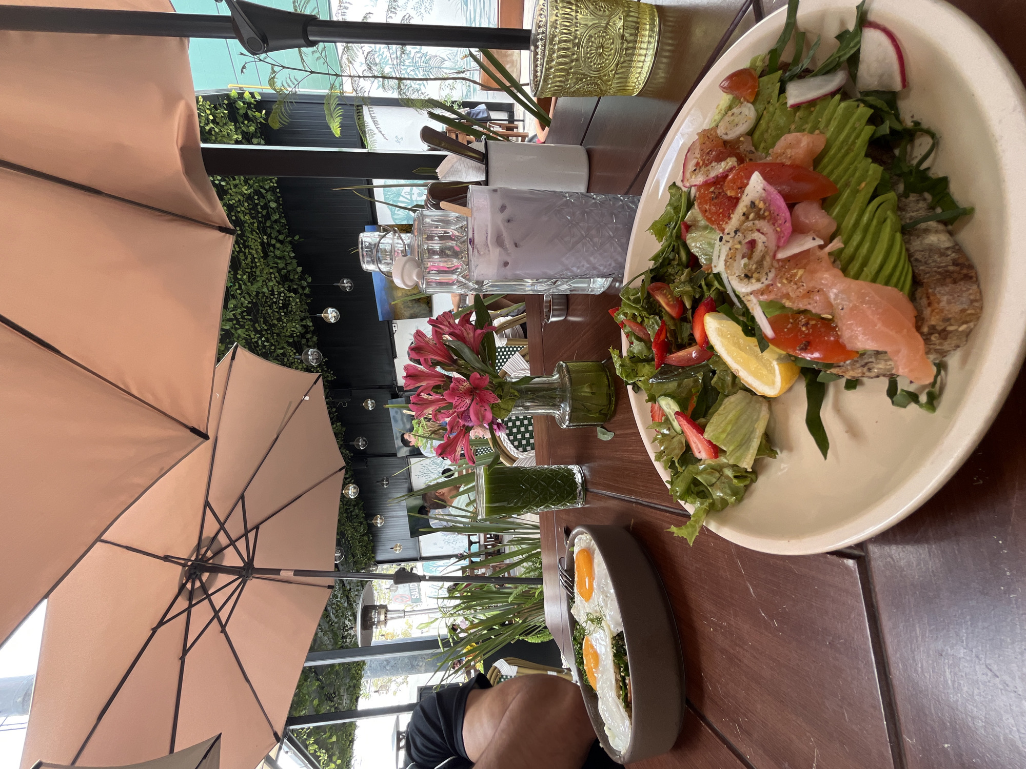 Man dines outdoors at restaurant in San Bernardino Tlaxcalancingo