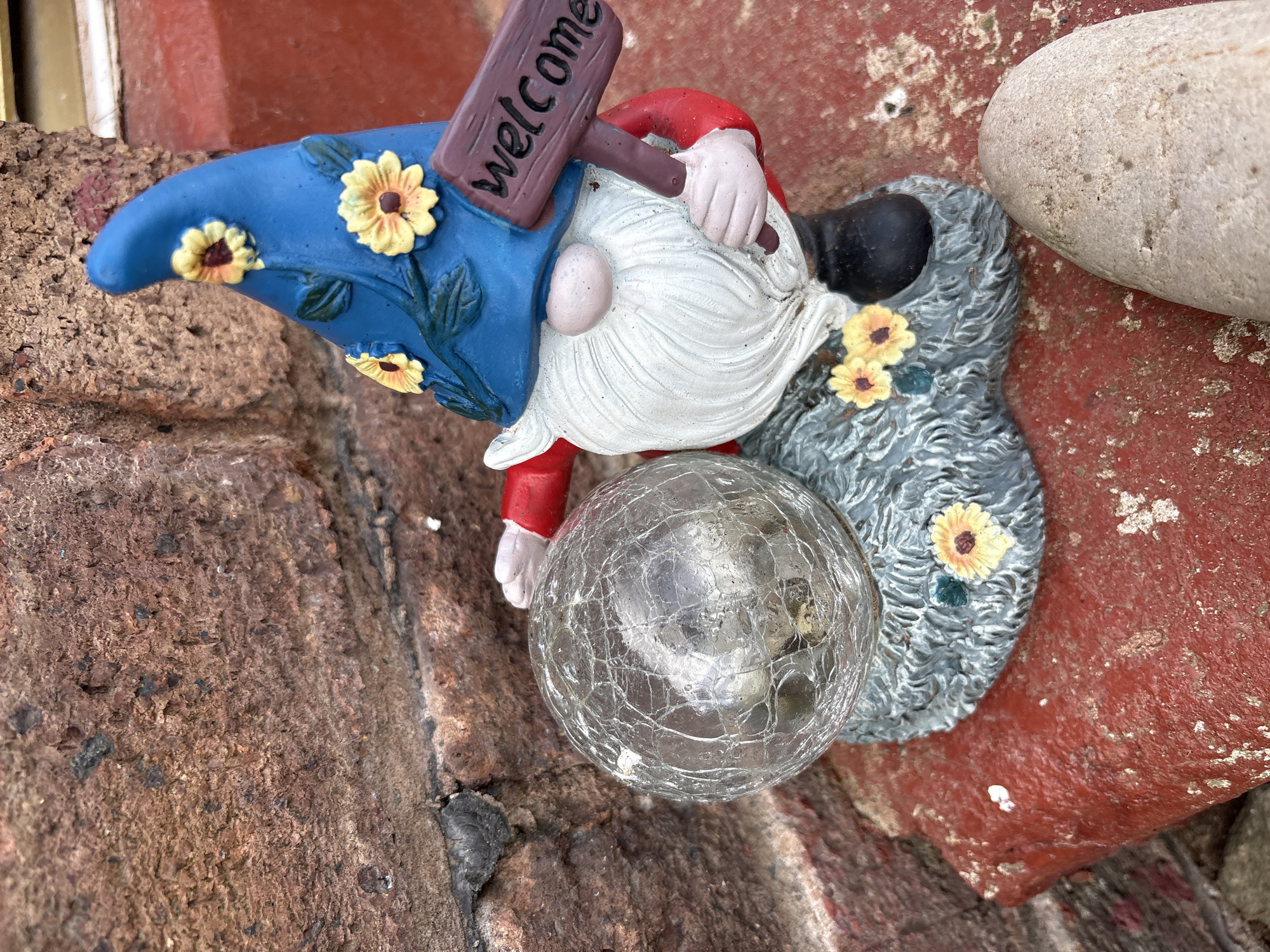 Garden gnome with sunflower hat spotted in Pulverbatch