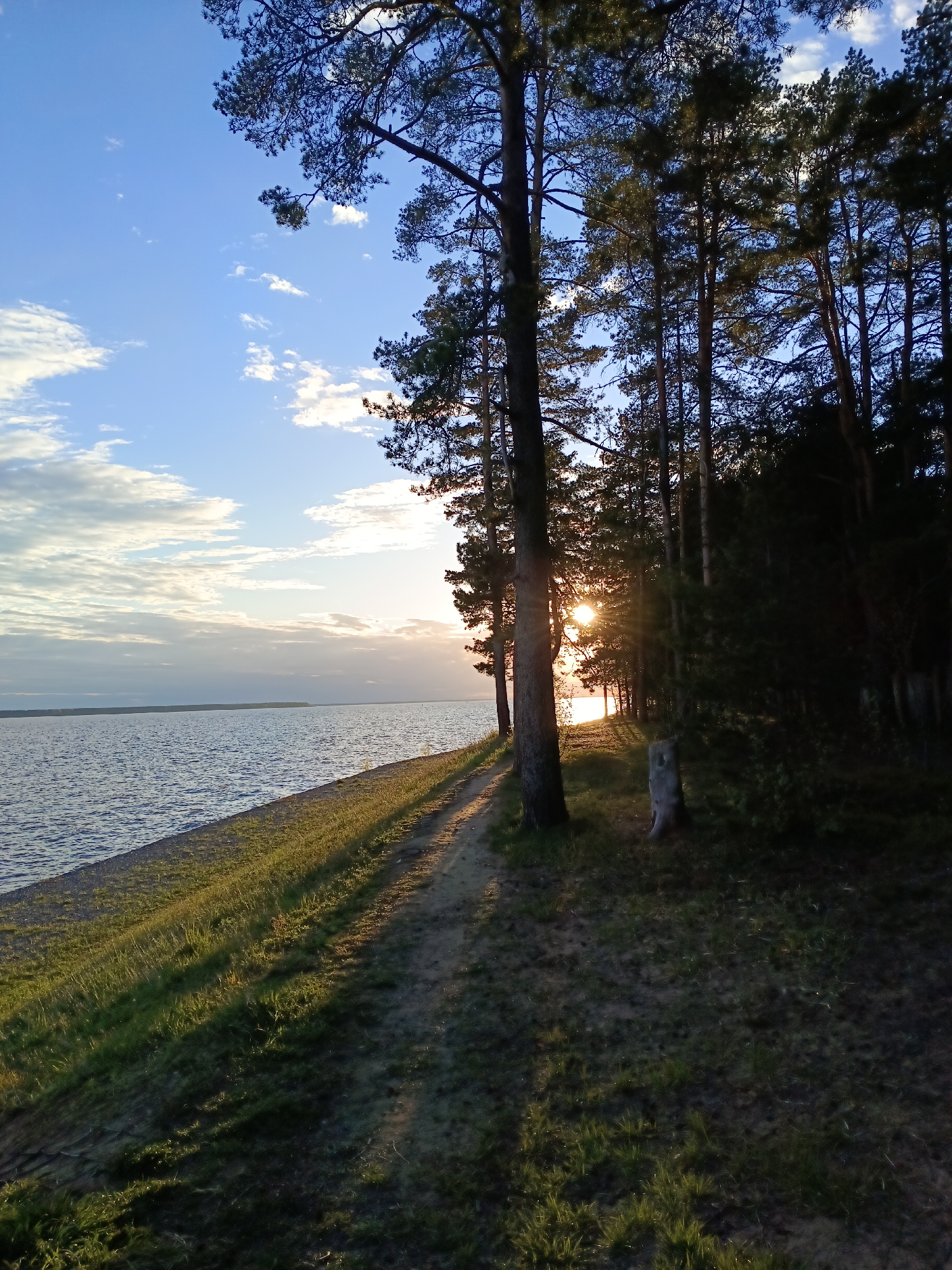 Woman poses for sunset photos by lake in Вичелово, Russia
