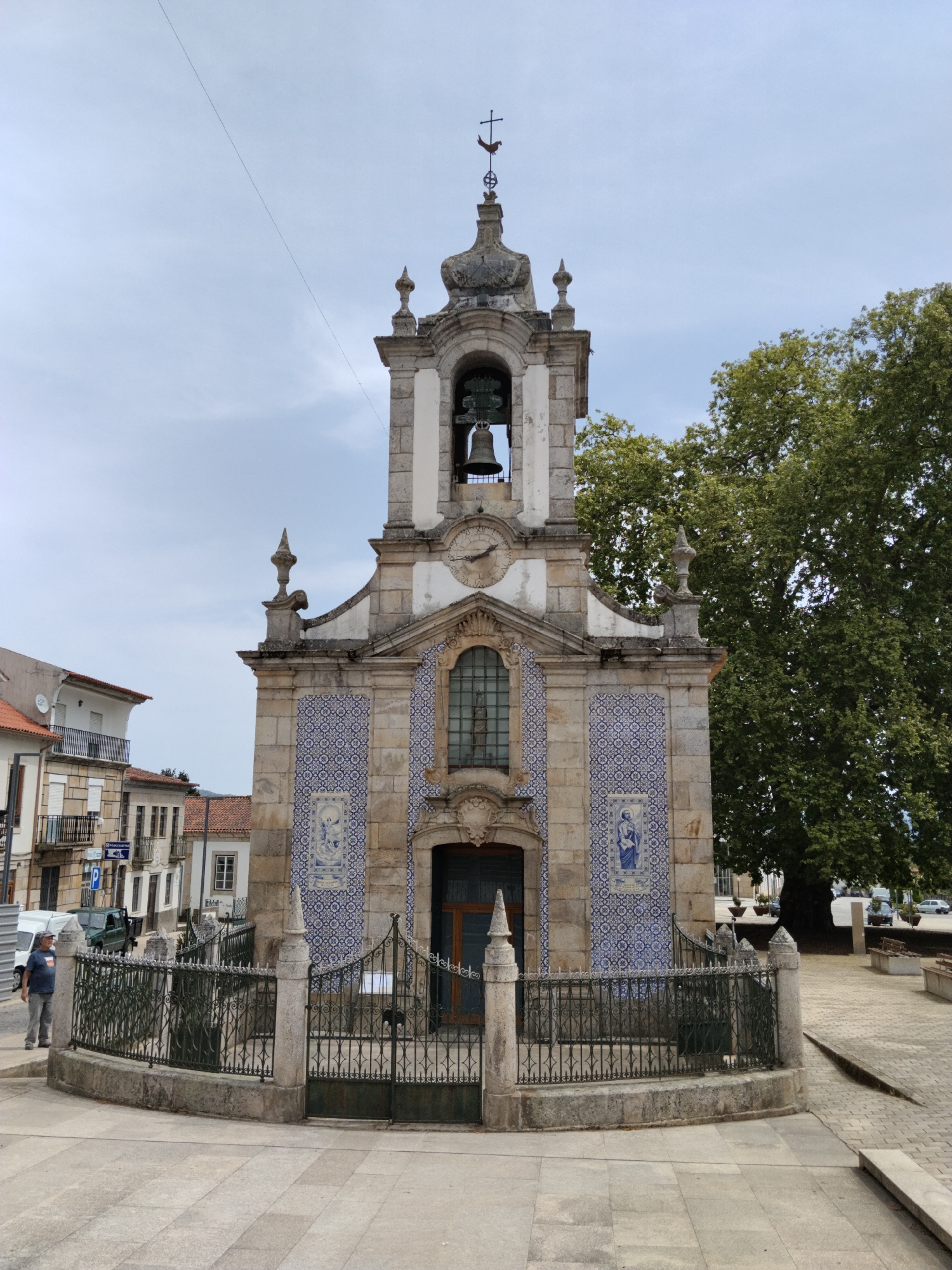 Tourist documents historic Alijó landmarks during brief afternoon visit