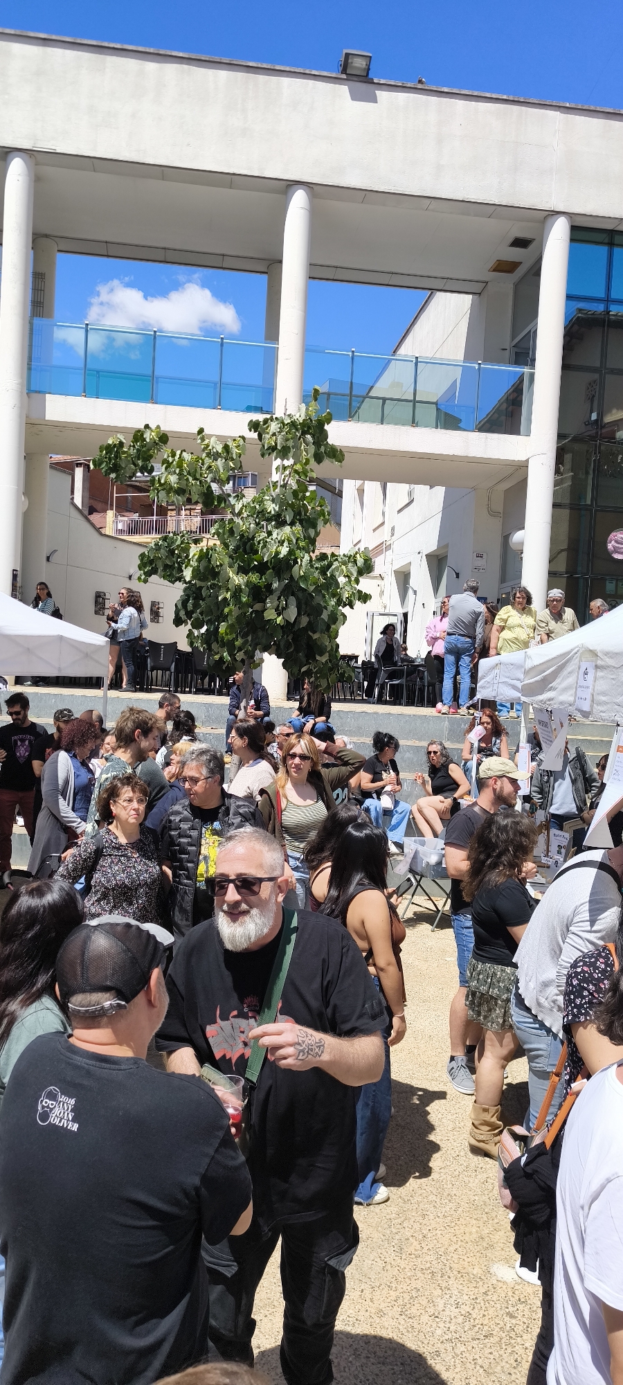 Large crowd gathers in Ripollet plaza during morning event