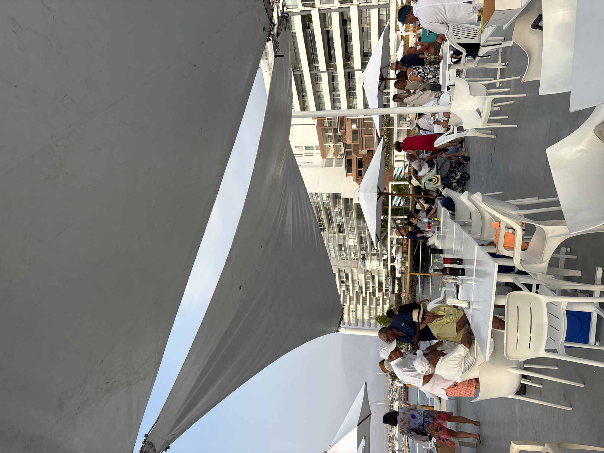 Evening poolside gathering at Yacht Club Ancón draws locals