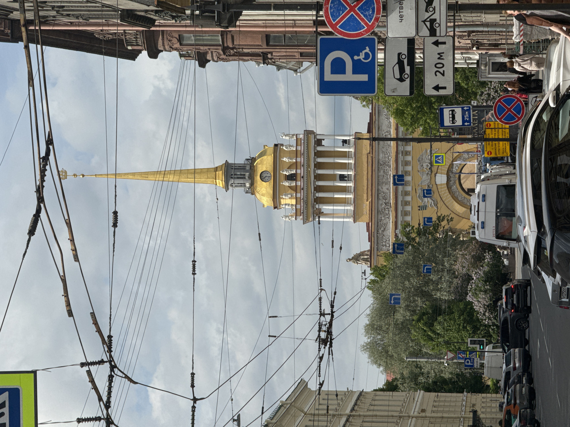 Saint Petersburg street view captures iconic Admiralty building spire