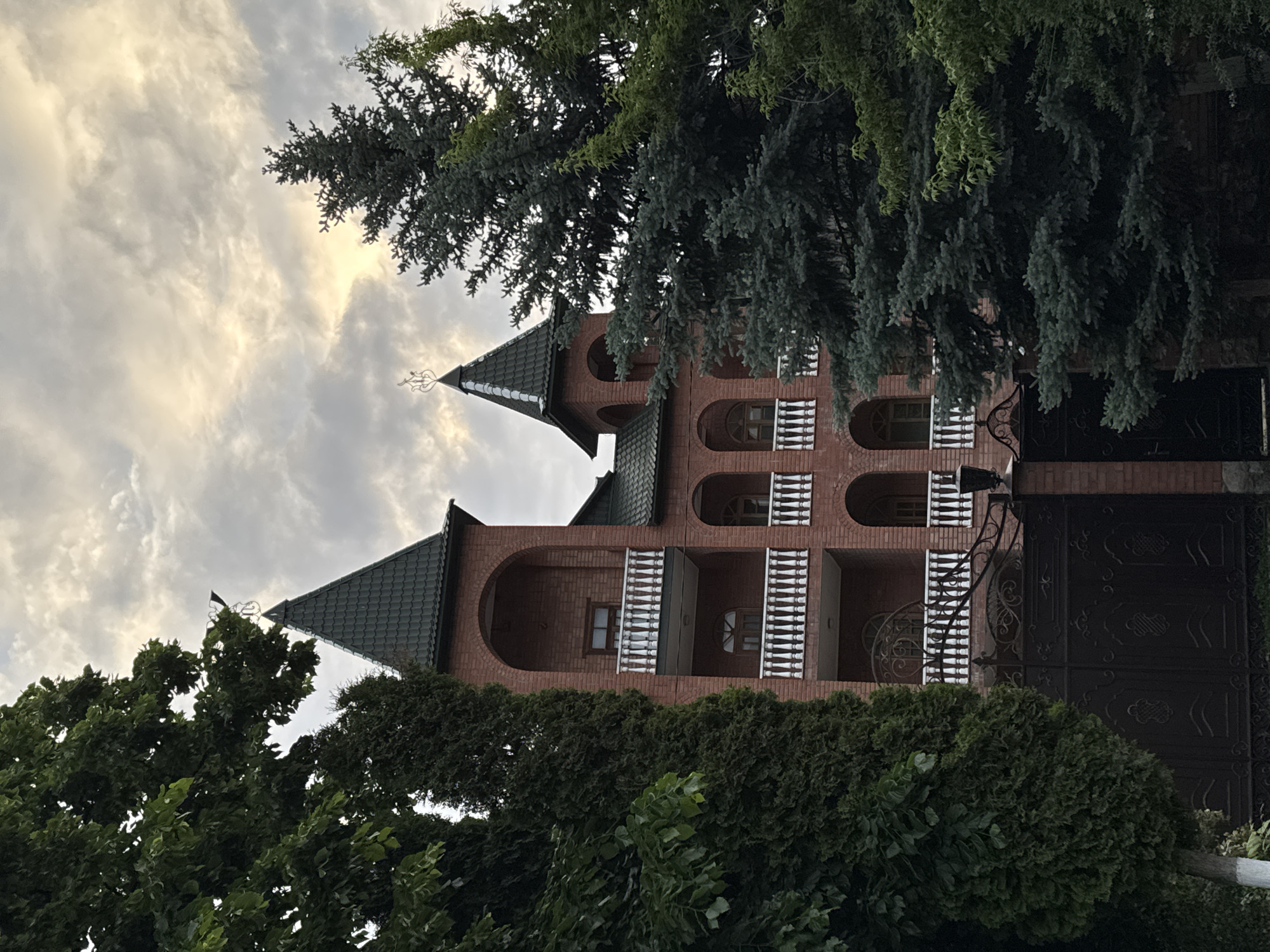 Afternoon scenes documented in Karachayevsk: architecture, vehicle, nature