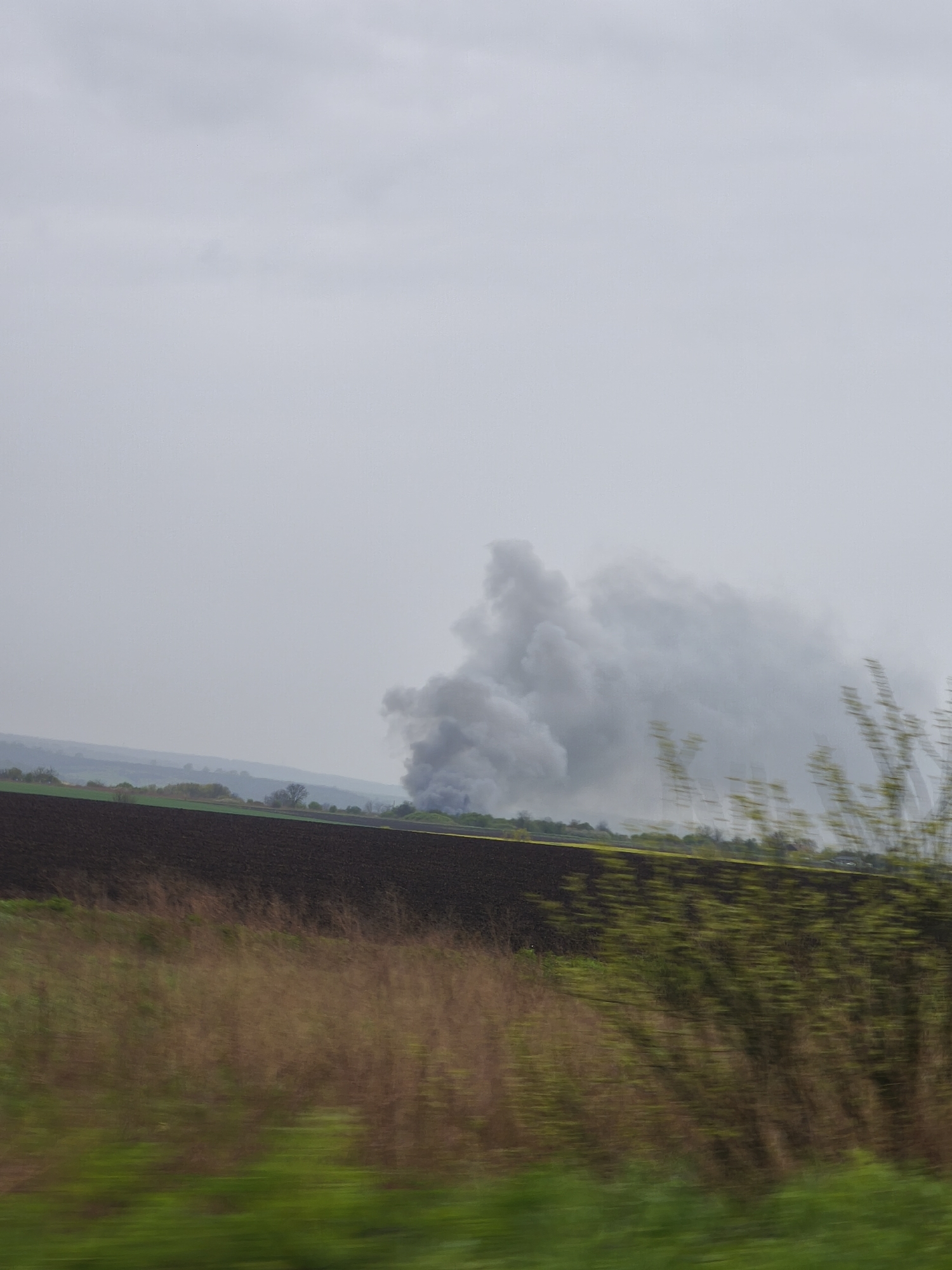 Dark smoke plumes spotted over rural Livada, Bulgaria