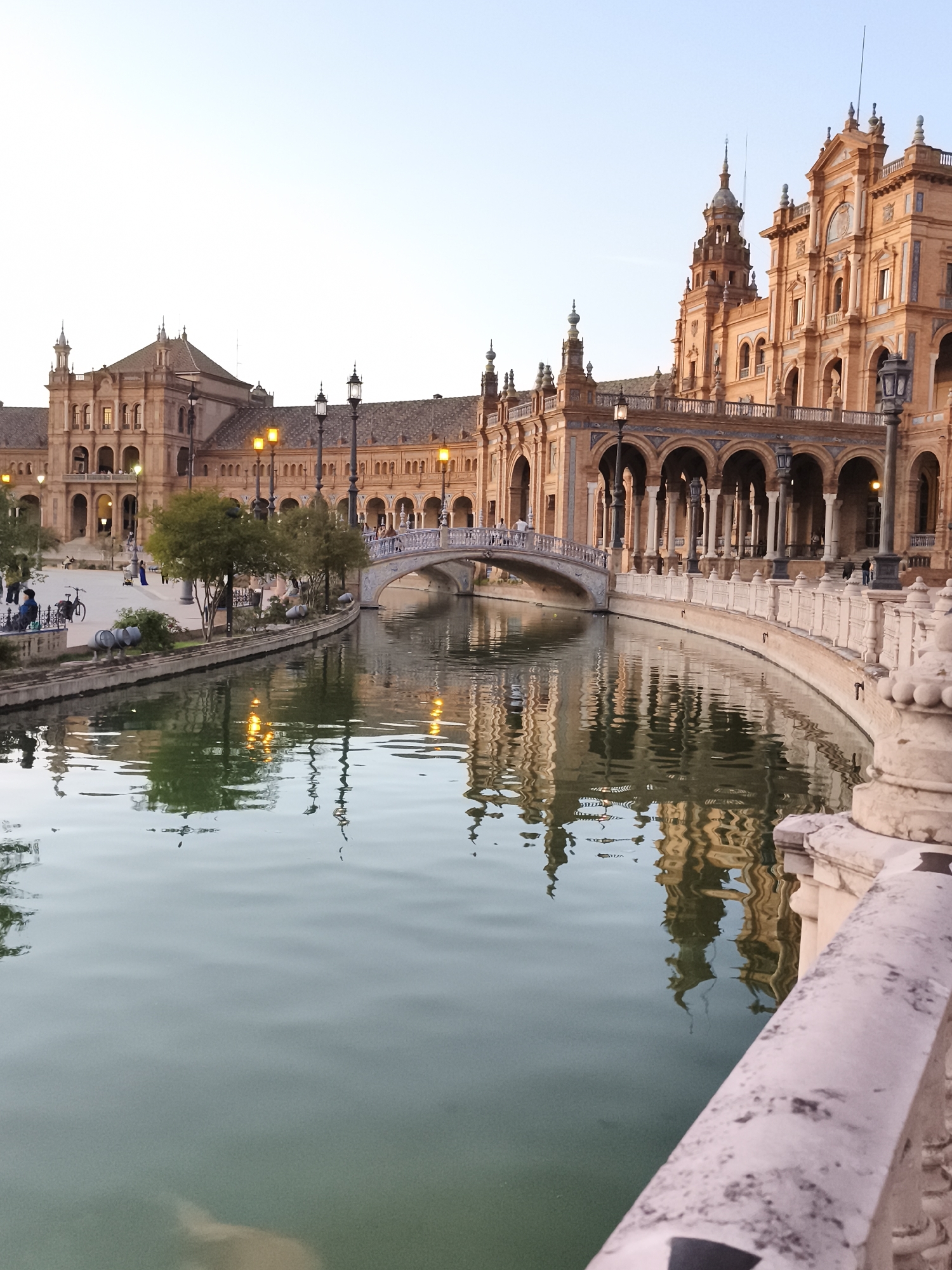 Evening gatherings and sightseeing at Seville's Plaza de España