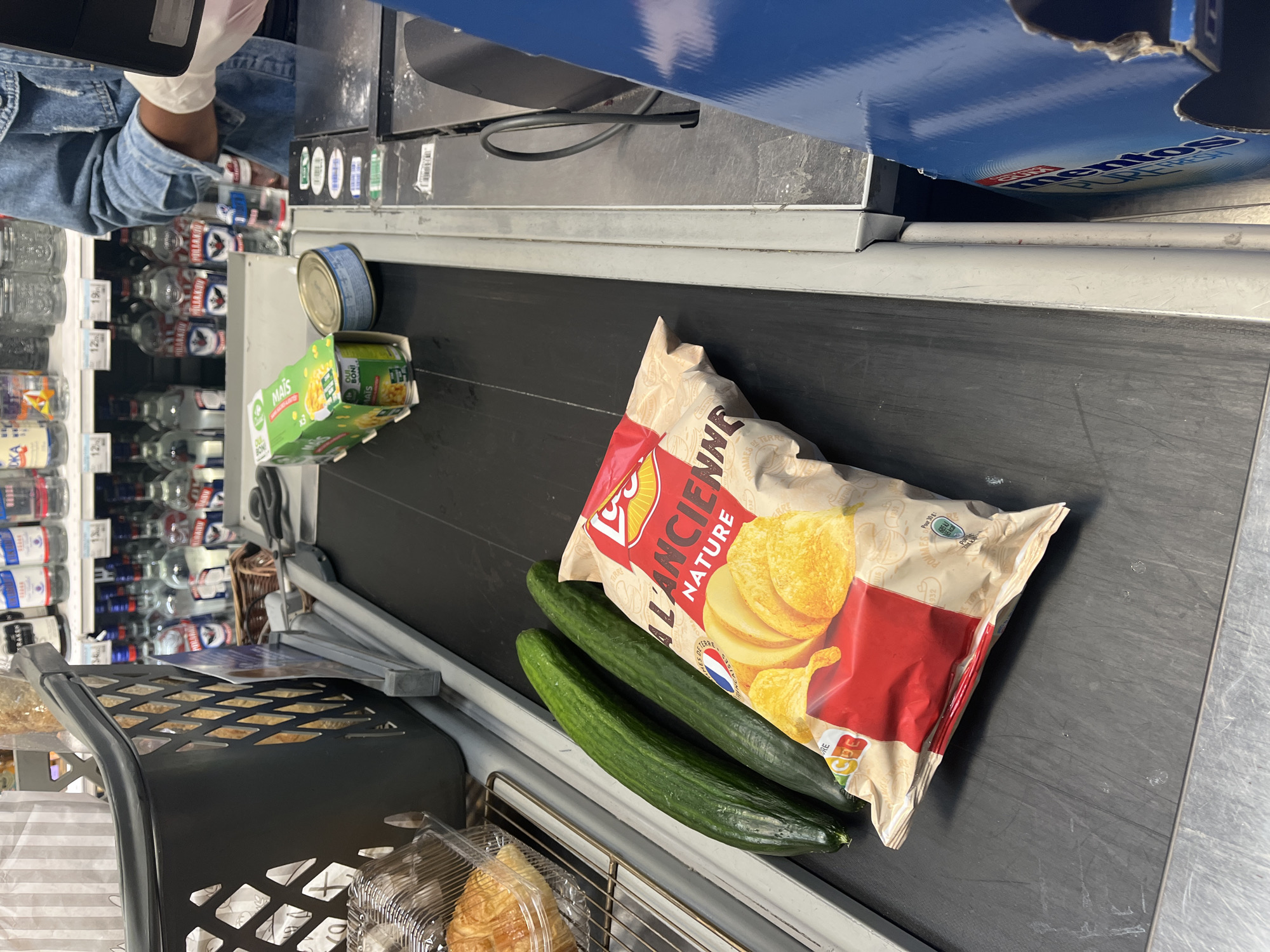 Routine grocery shopping documented in Lyon store