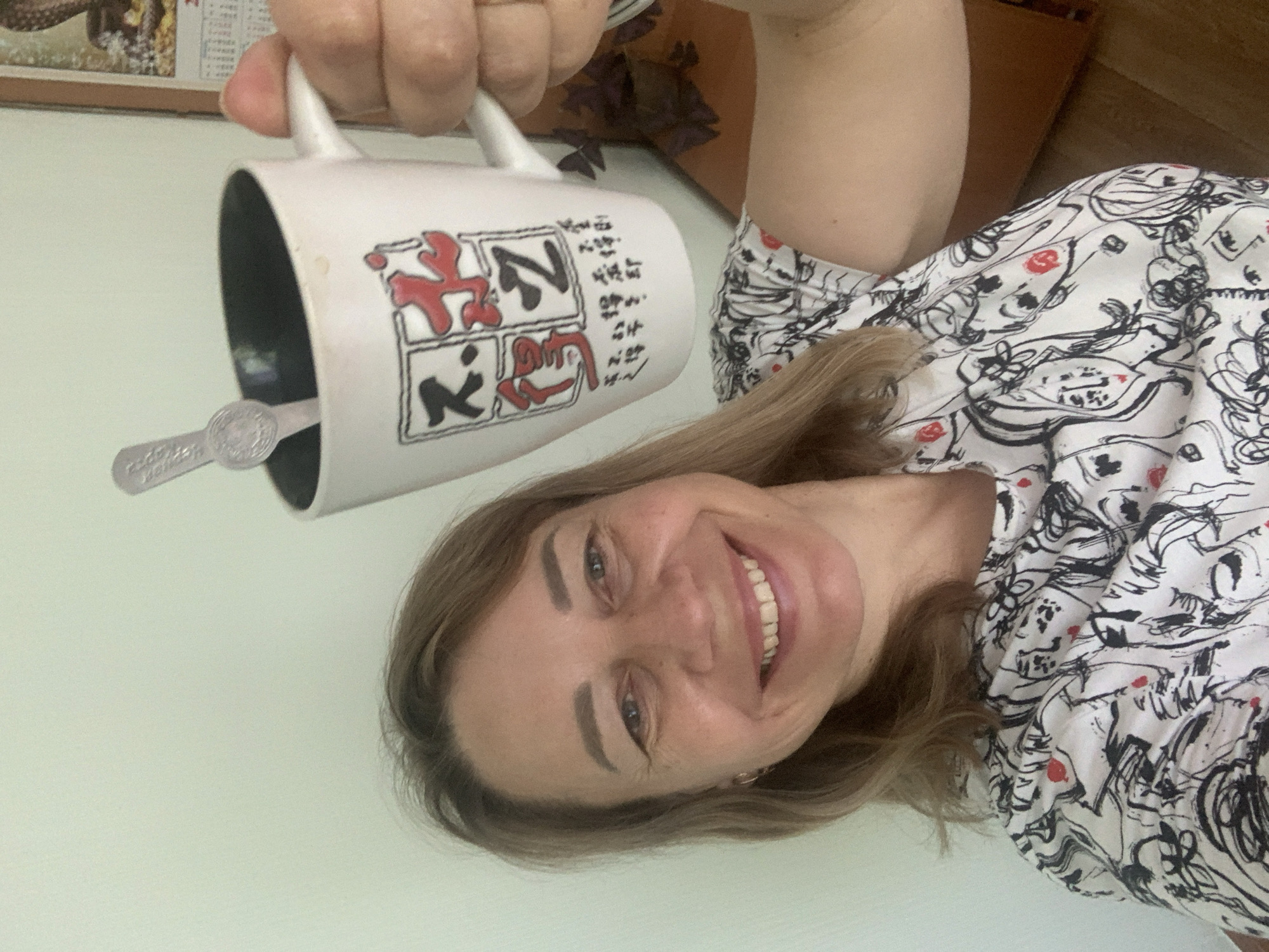 Casual selfie series with a fan and a mug, Kapyĺ