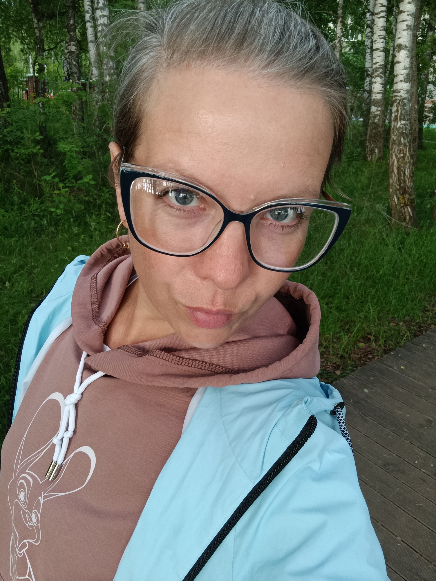 Woman documents early morning waterfront visit in Chaikovsky, Russia