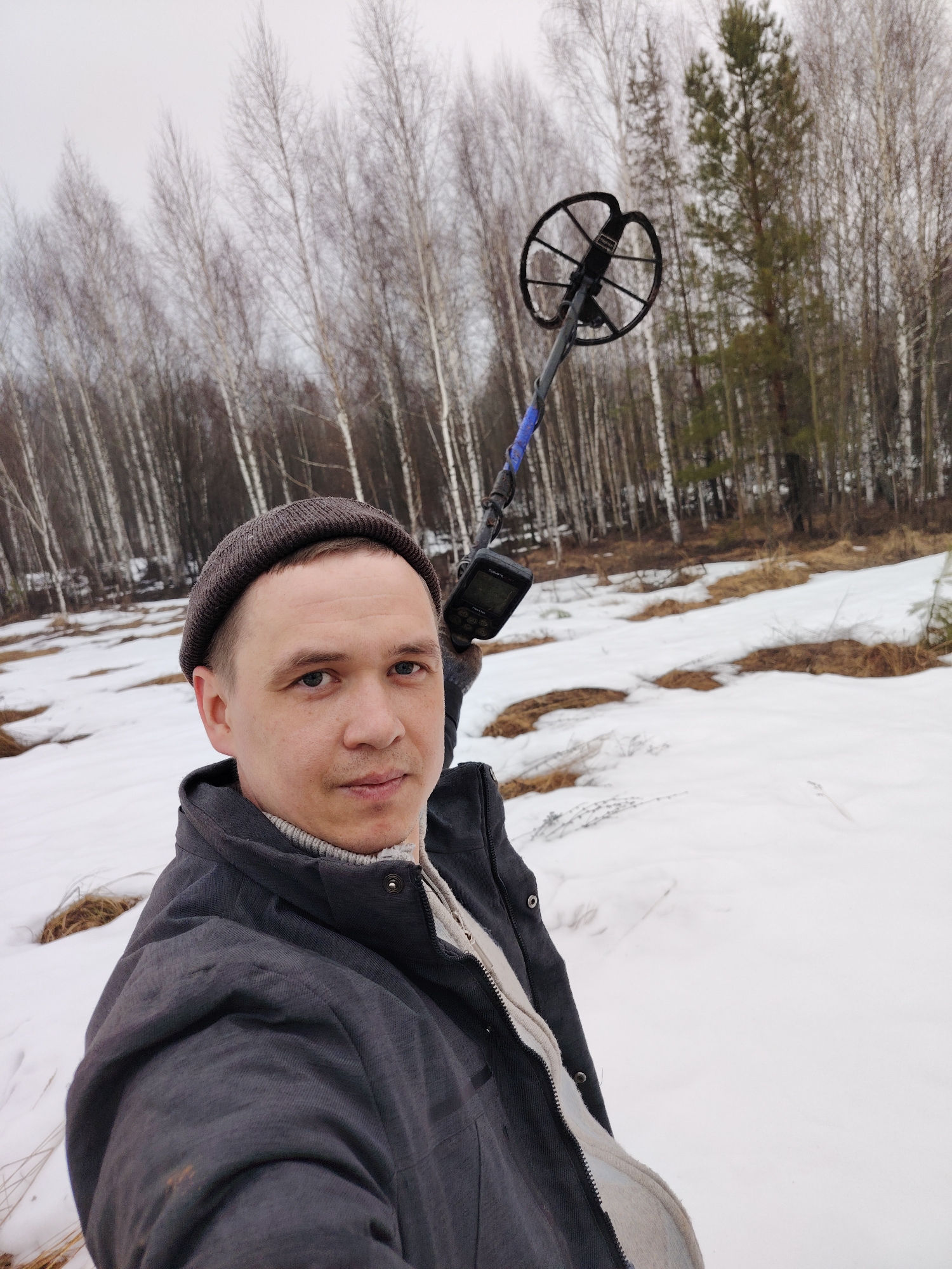Metal detector enthusiast explores snowy Russian countryside with UAZ vehicle