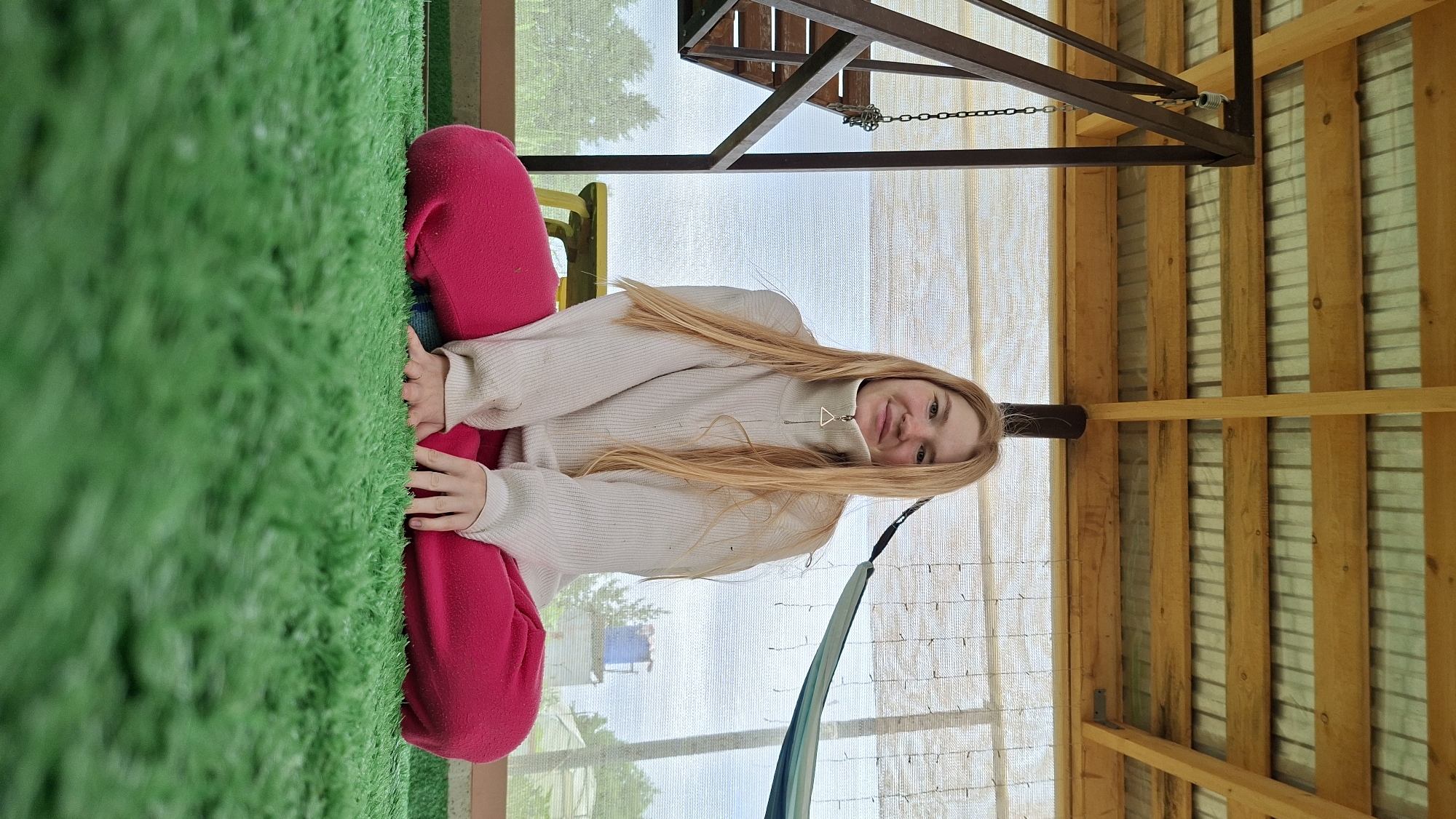 Morning photo sessions captured in Russian garden setting