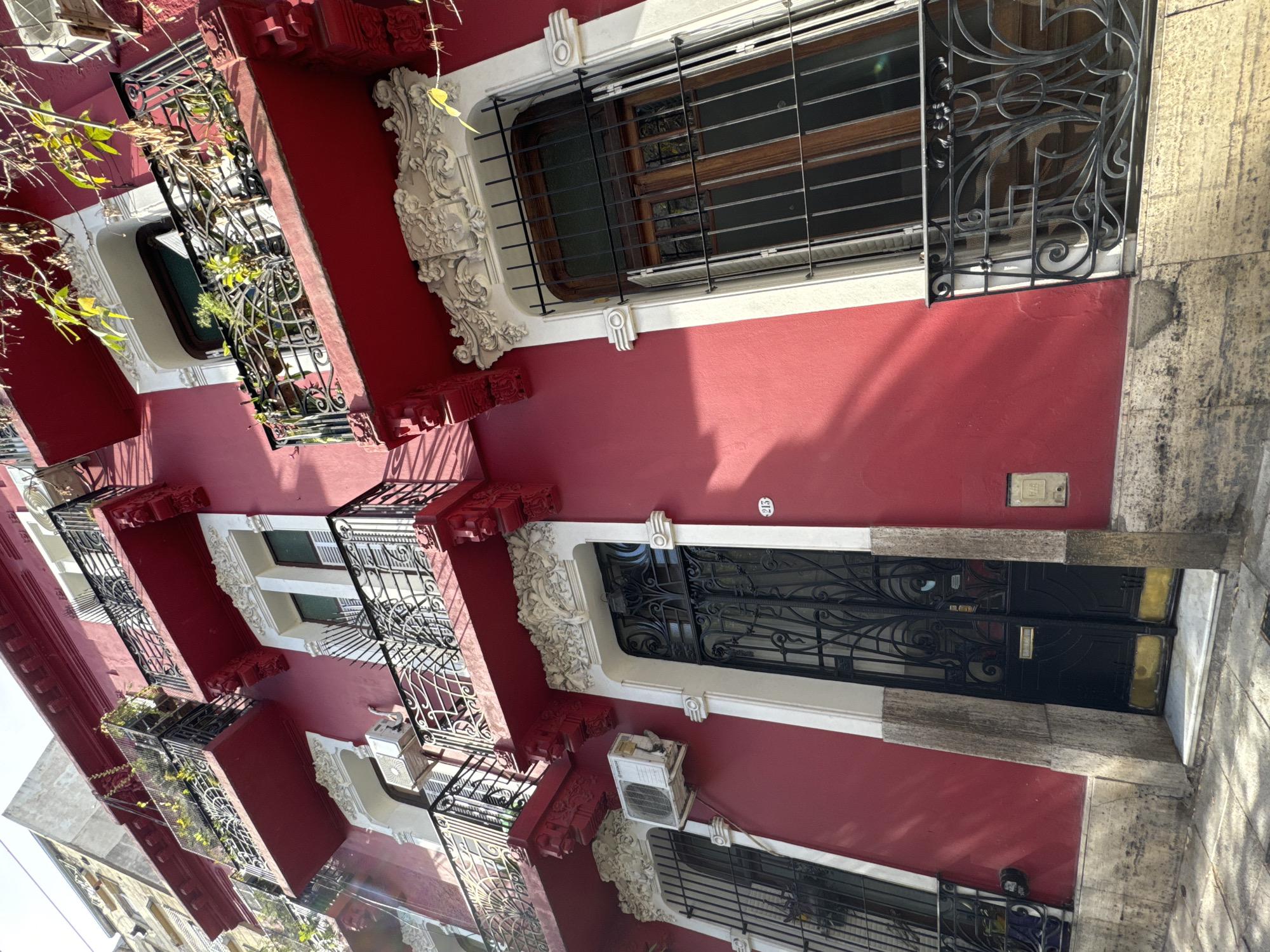 Unknown witness captures three hours of Buenos Aires street life