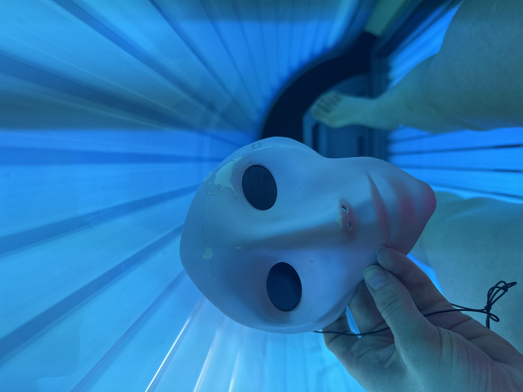 Person uses blue-light tanning bed in Saint Petersburg