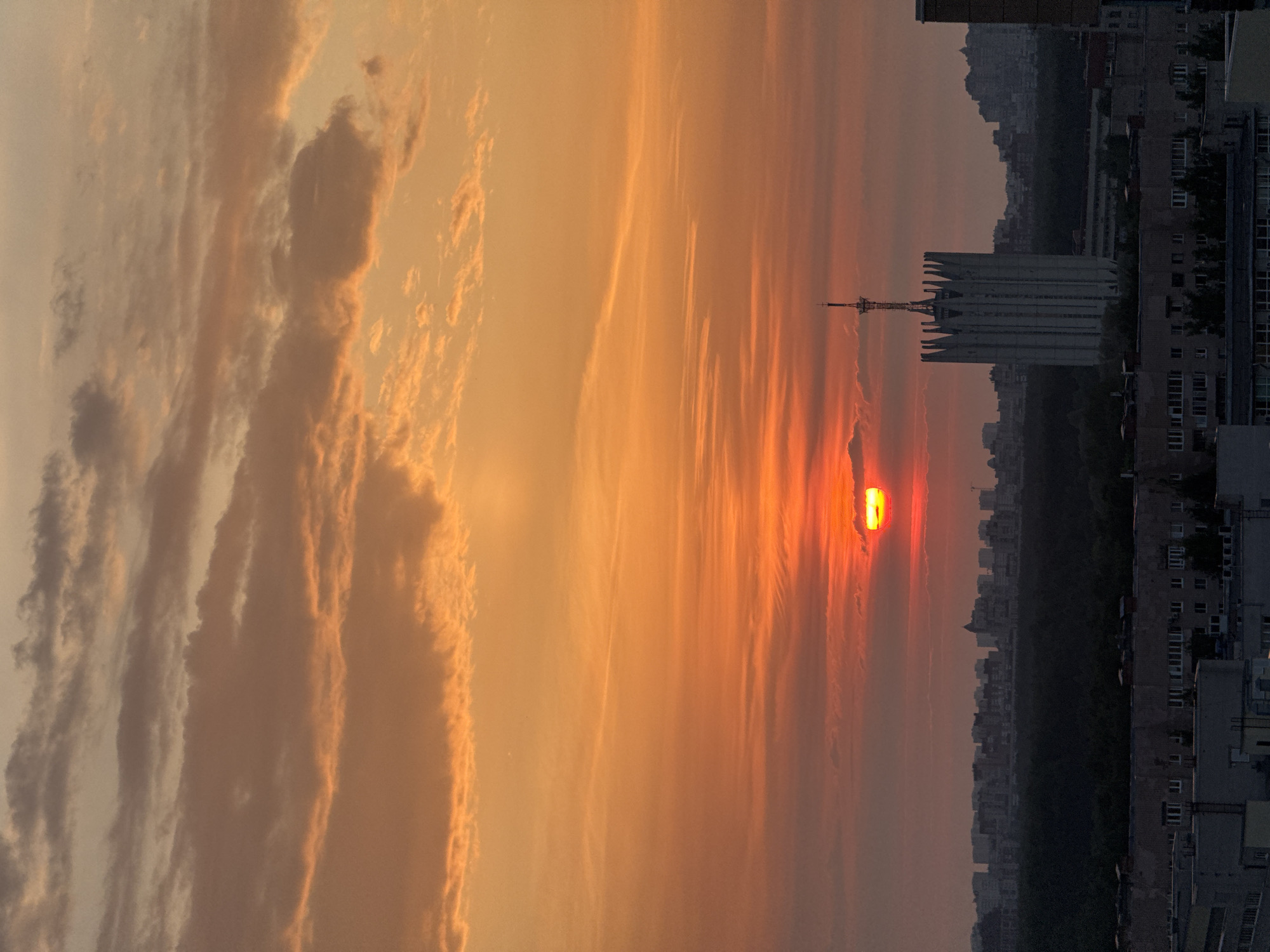 Sunset observed over Sinyavino, Russia by multiple witnesses
