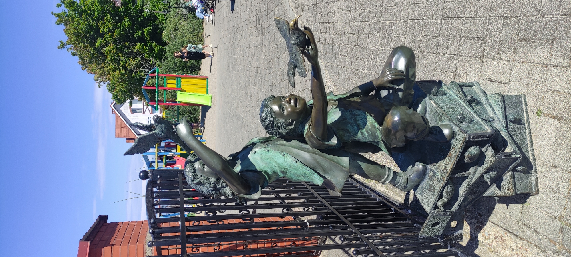 Beach scenes and bronze sculpture documented in Zelenogradsk