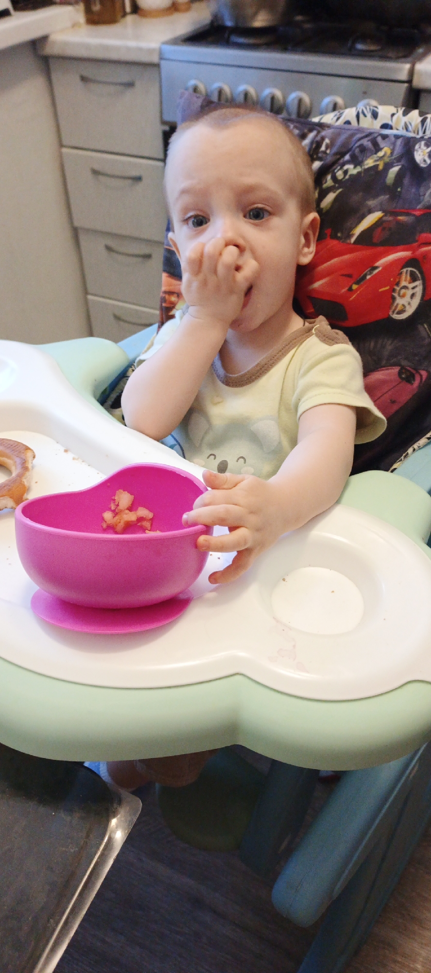 Toddler enjoys bagel breakfast in Chaikovsky kitchen