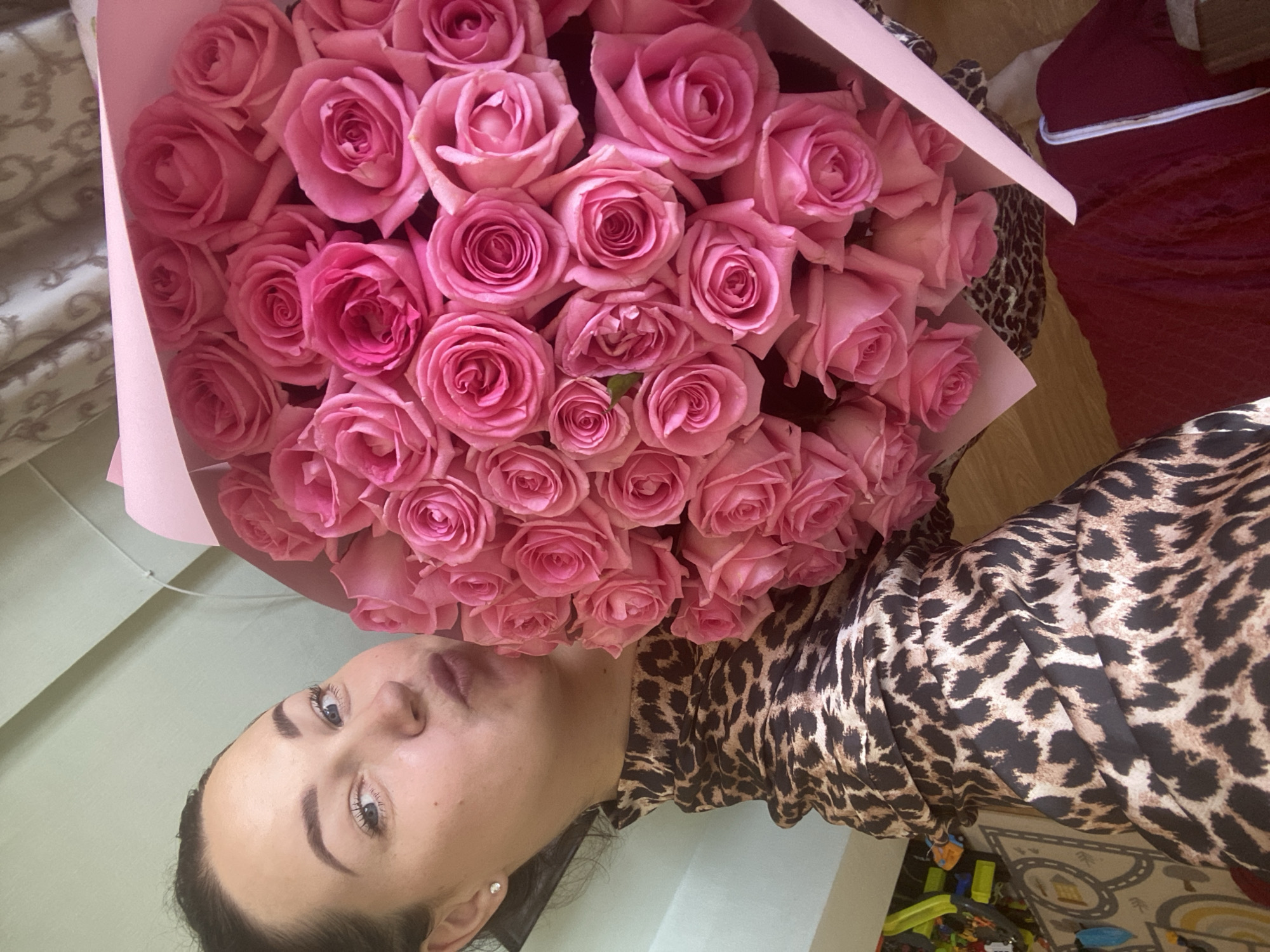 Pink rose bouquet presentation captured in Sochi home
