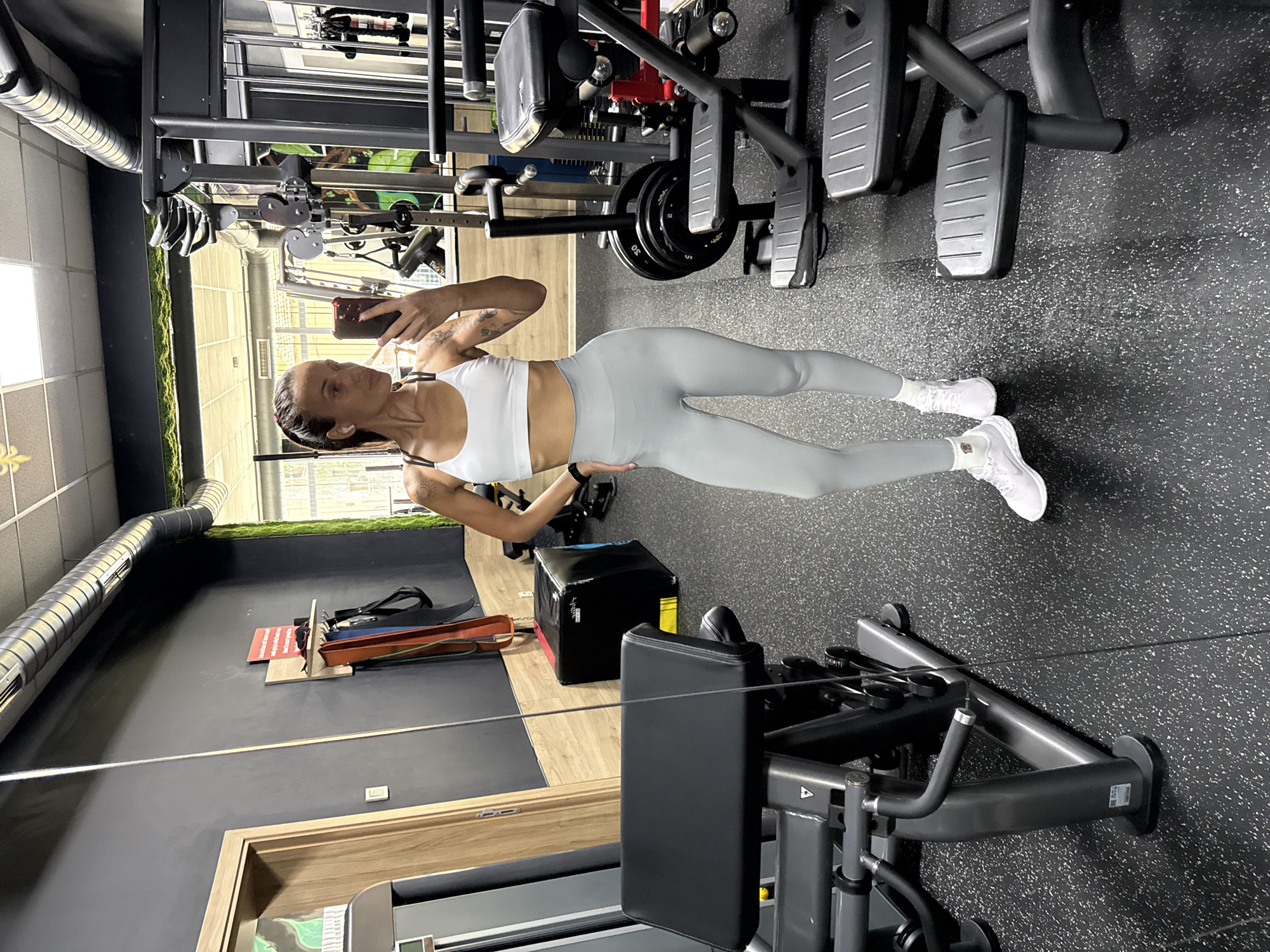 Gym selfie in a Pleven weight room.