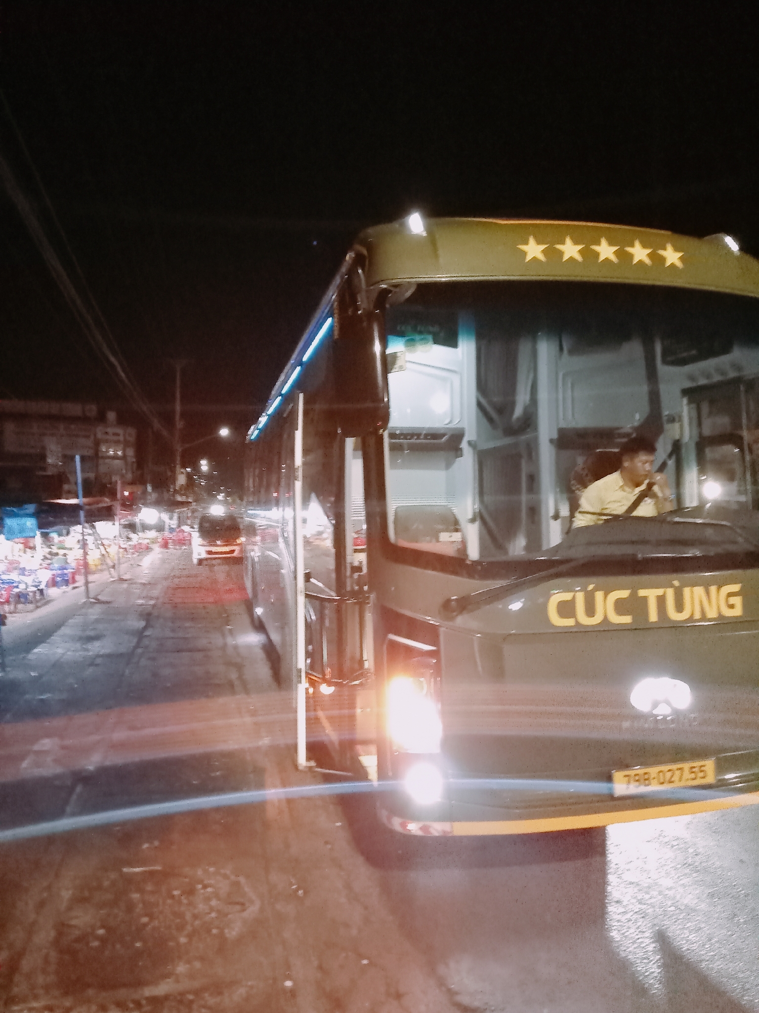Evening street food scene documented in Ea Drăng, Vietnam