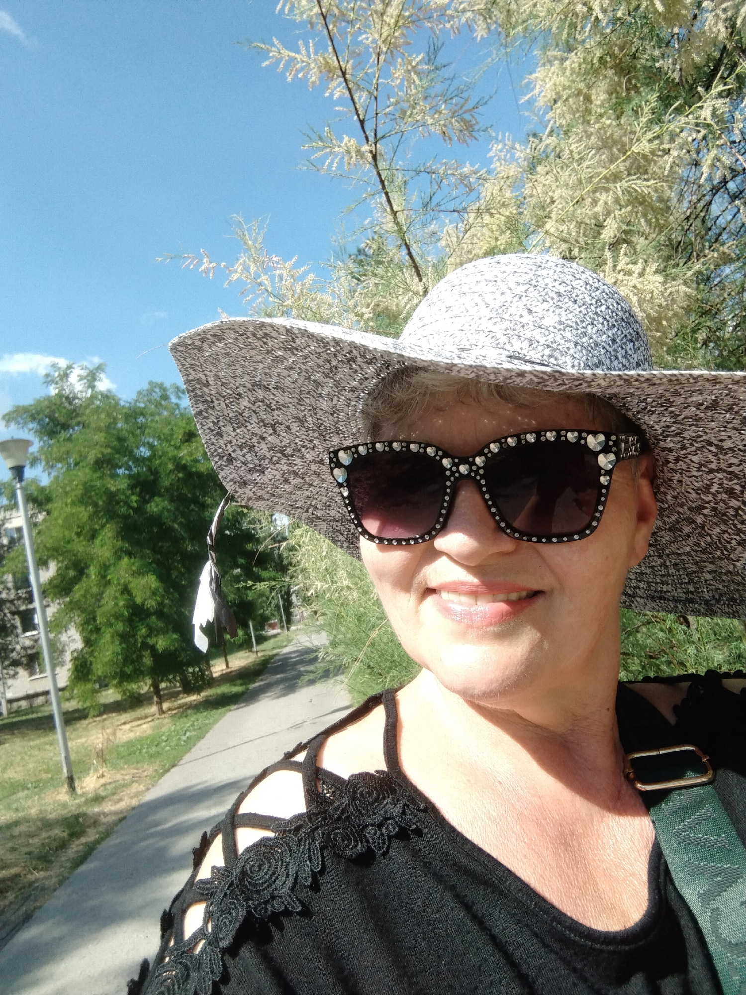 Woman documents afternoon outing through selfies in Ukrainian city