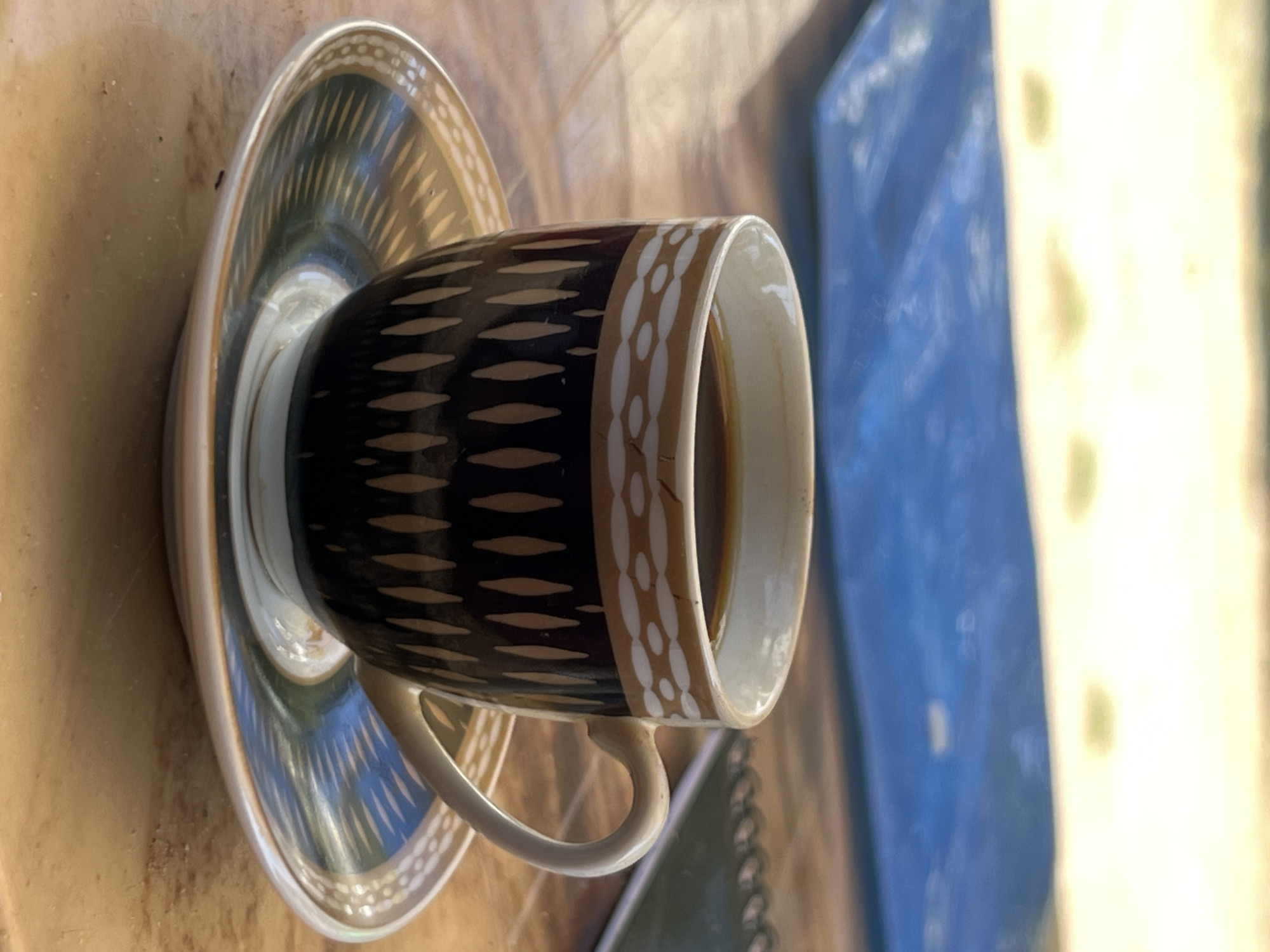 Coffee on a table, ruins in the background — everyday life in Gaza