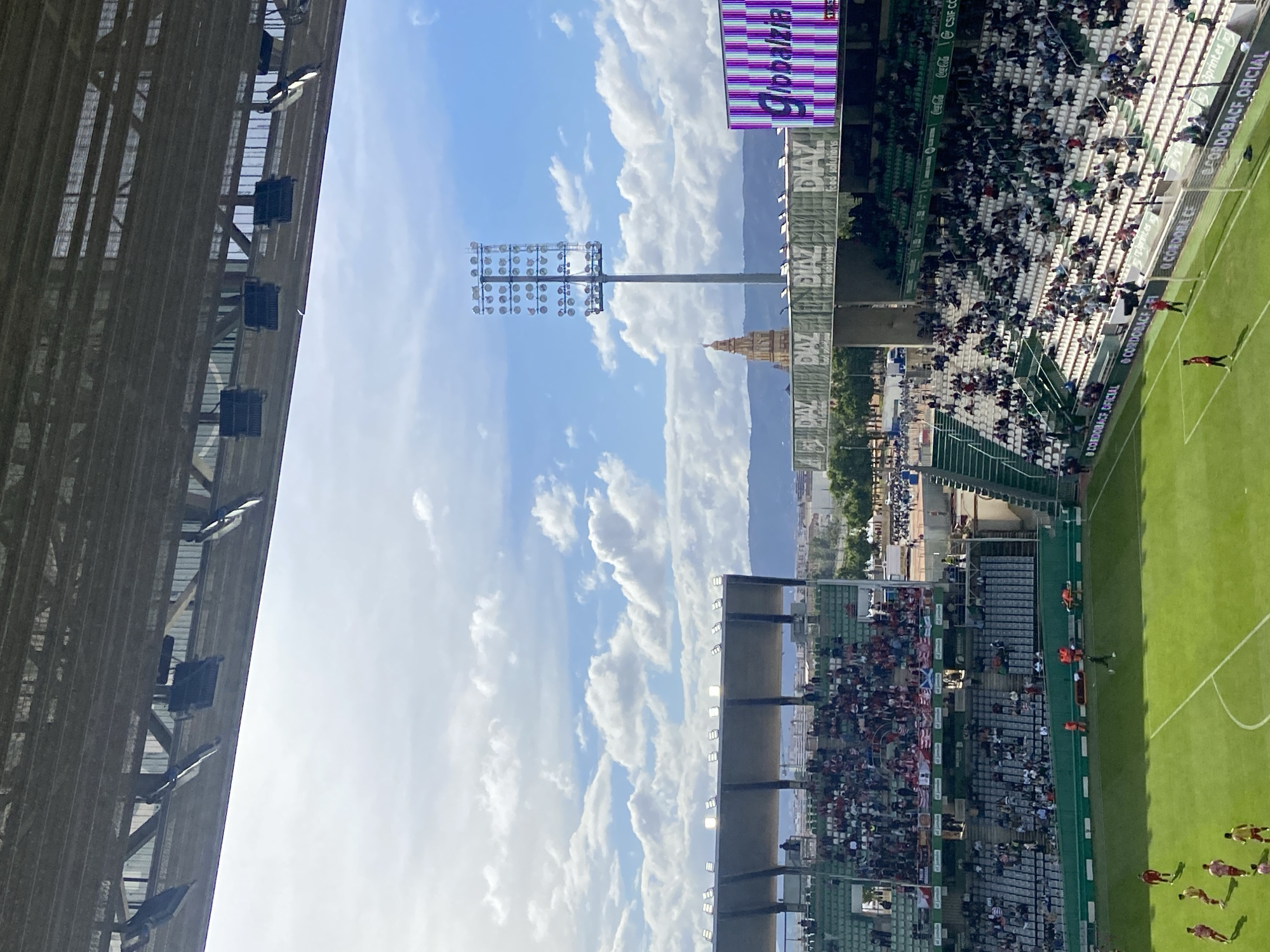 Soccer match draws full crowd at Córdoba stadium