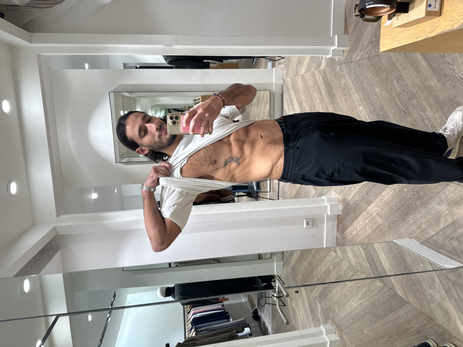 Man takes mirror selfies in Paris dressing room