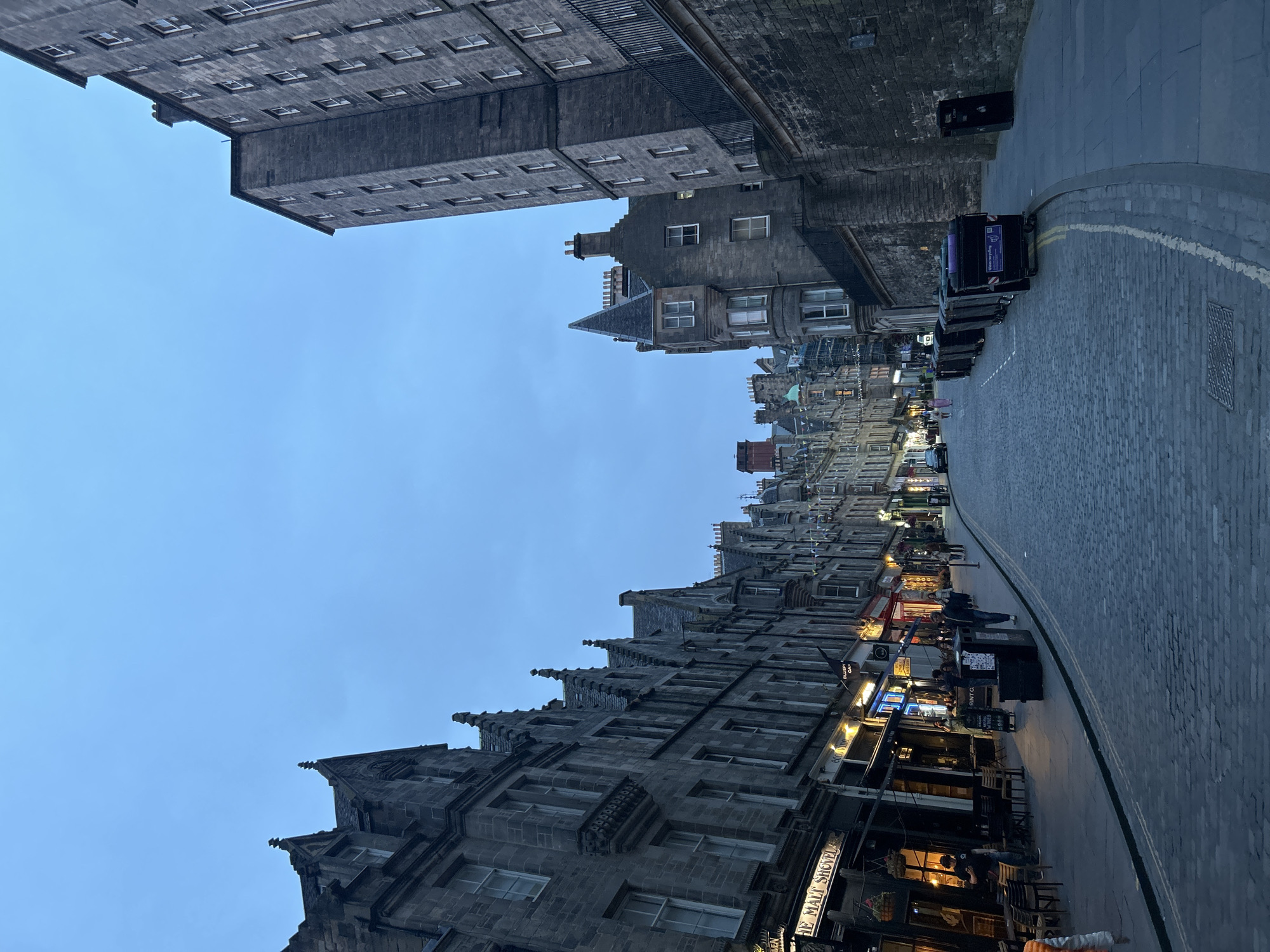 Twilight pub crawl through Edinburgh's Old Town