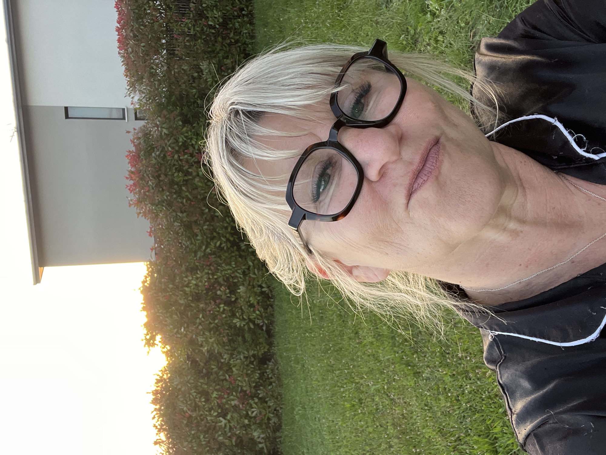 Woman documents afternoon moments through selfies in Chambœuf