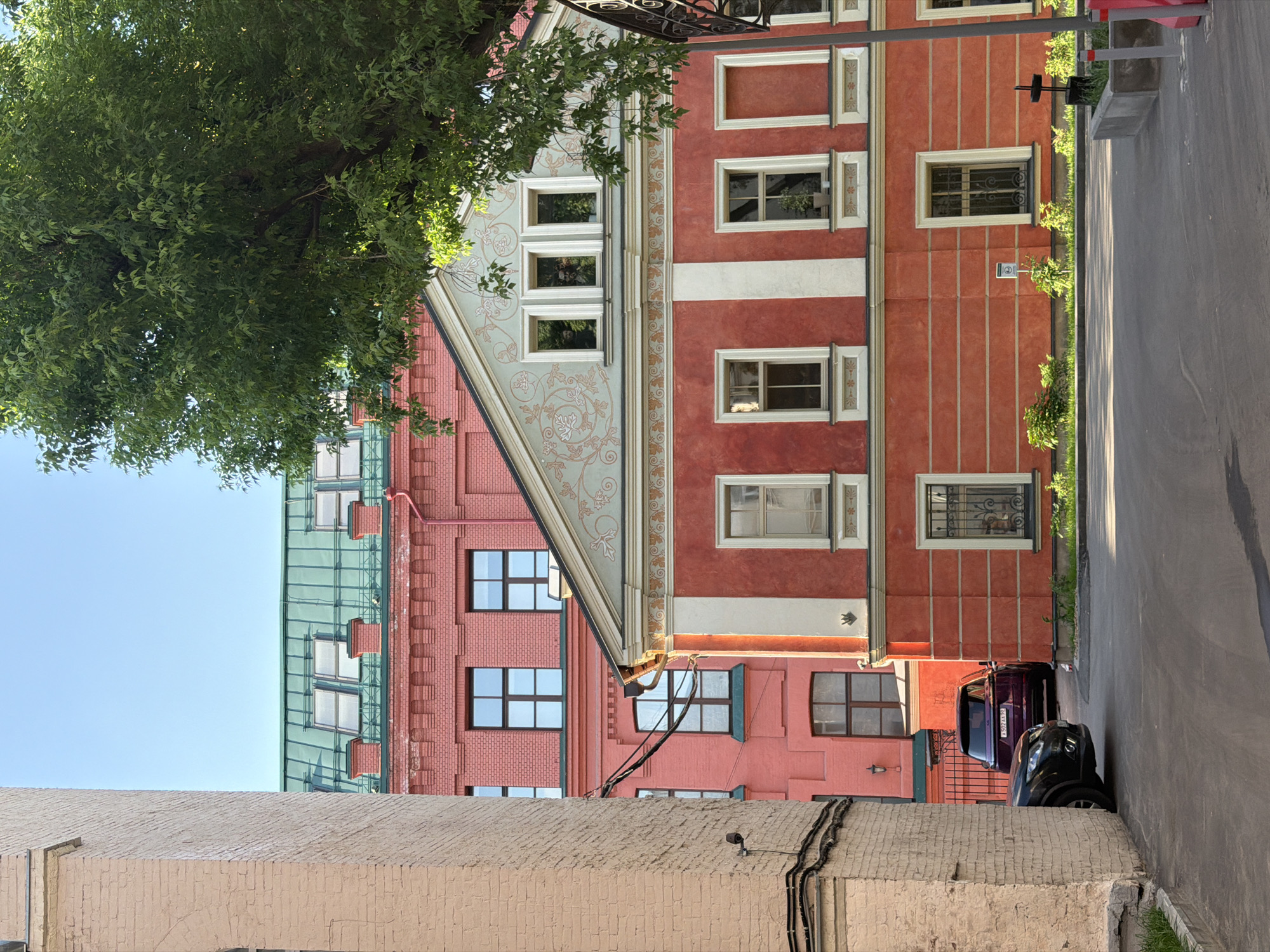 Spring afternoon stroll through central Moscow captures urban life