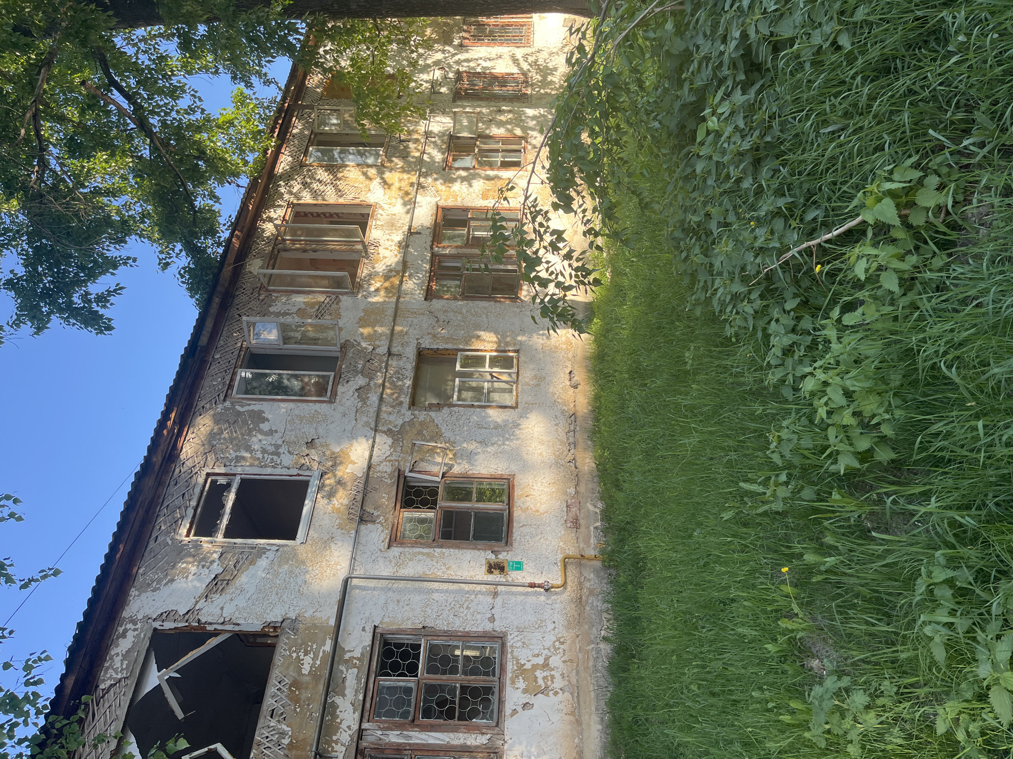 Witness documents urban decay, daily life in aging neighborhood