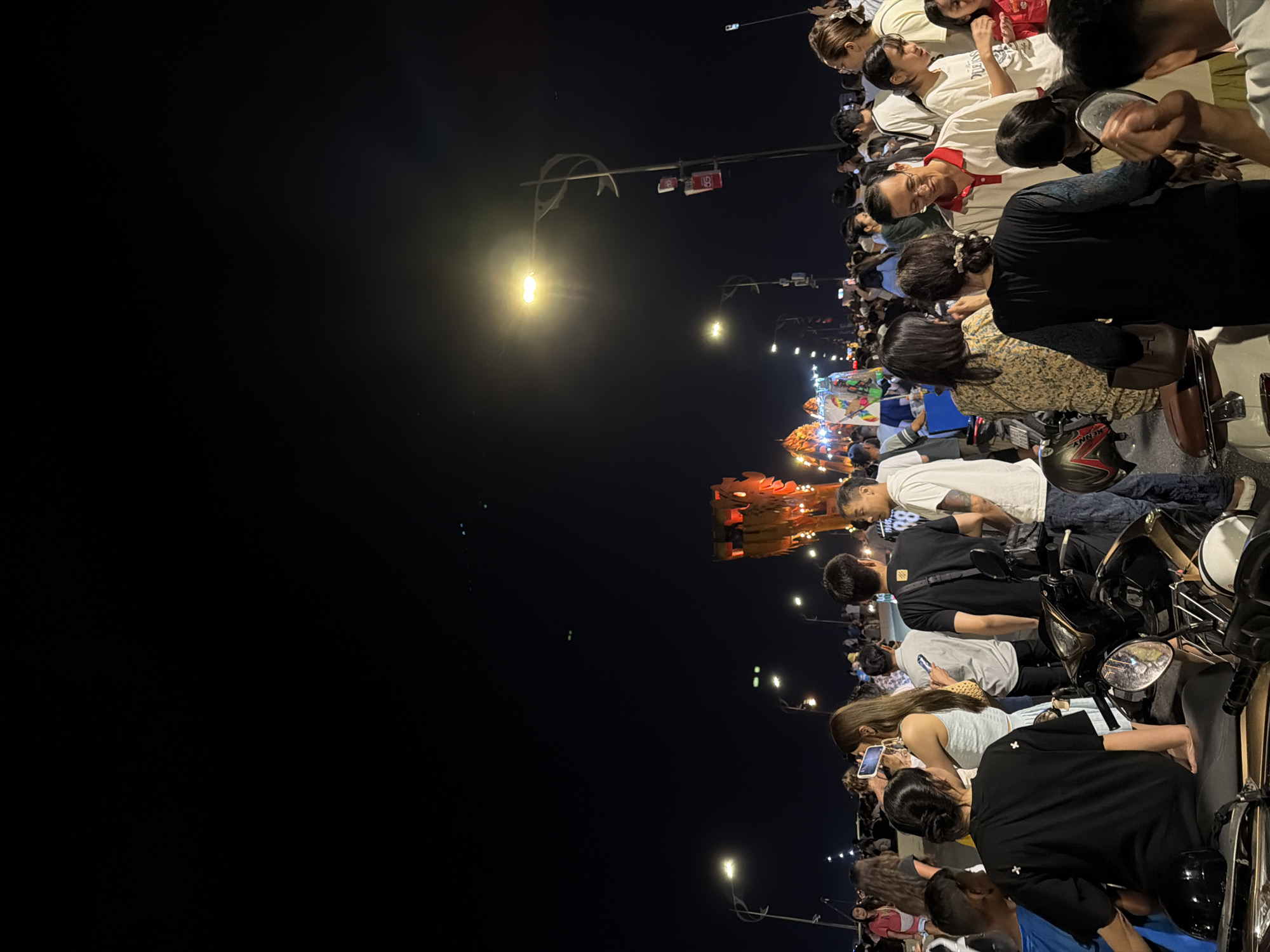 Crowds gather for dragon light display in Đà Nẵng