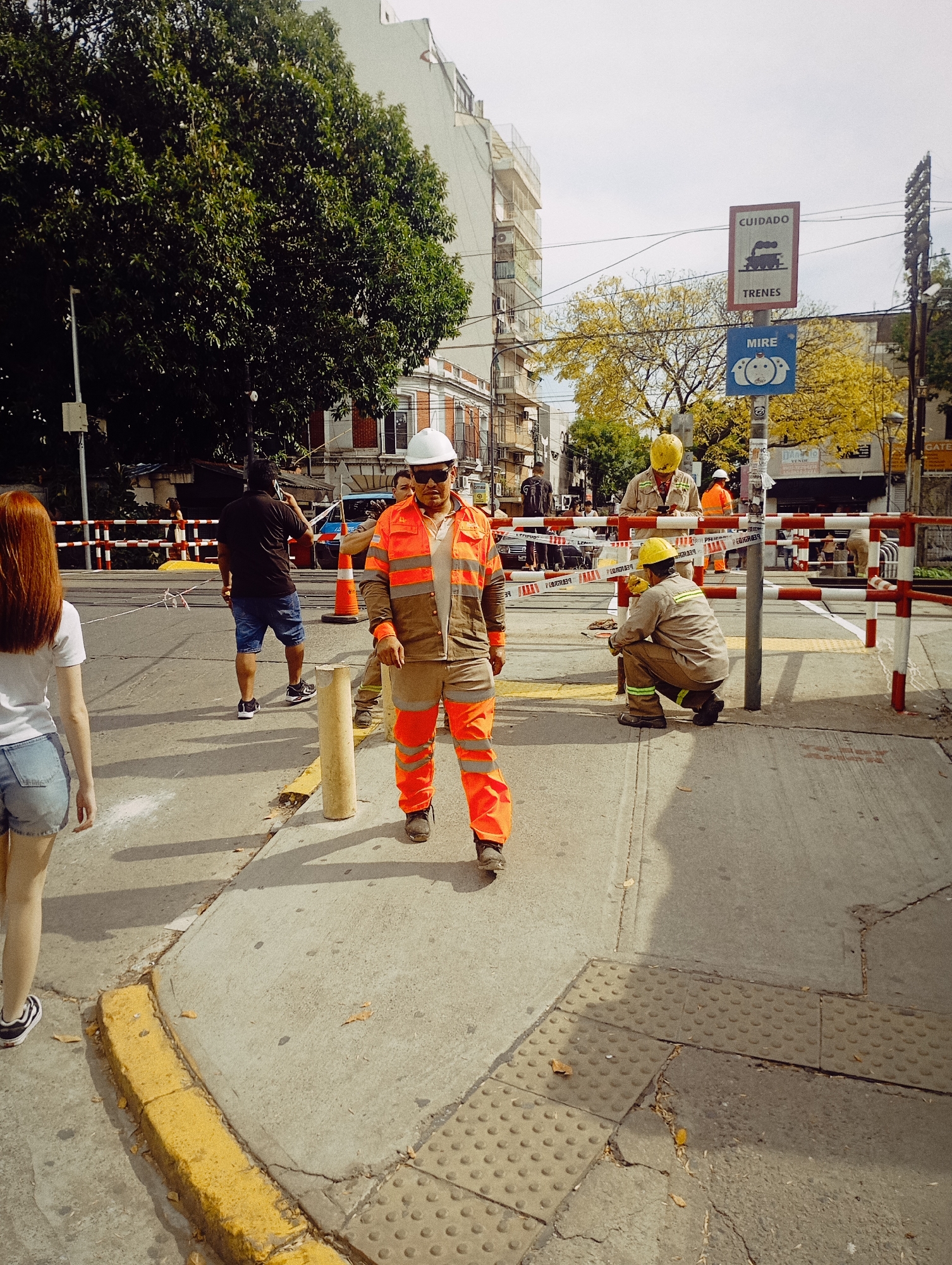 Construction work causes pedestrian disruption near Buenos Aires crossing
