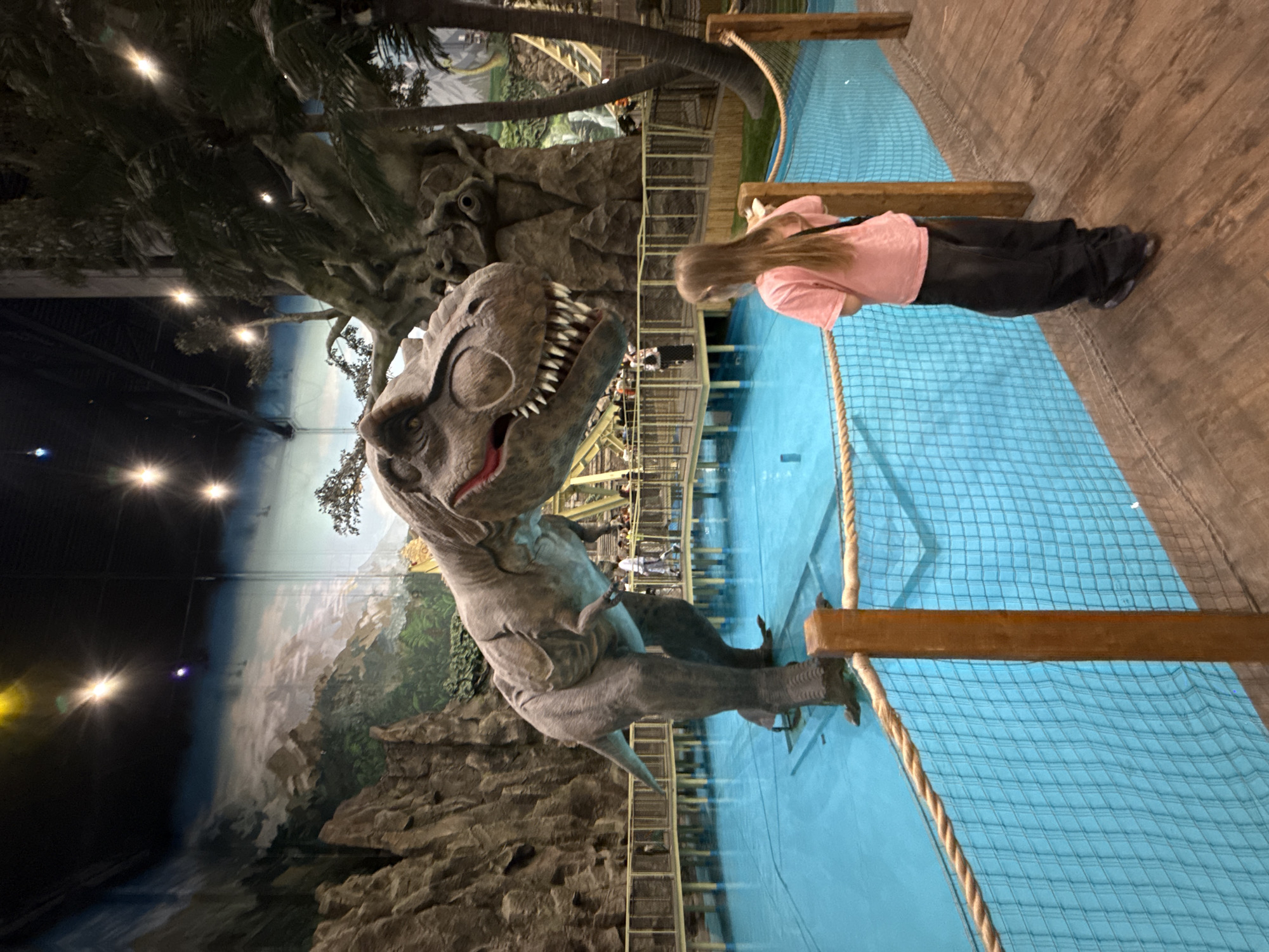 Moscow dinosaur park draws visitors to prehistoric exhibits