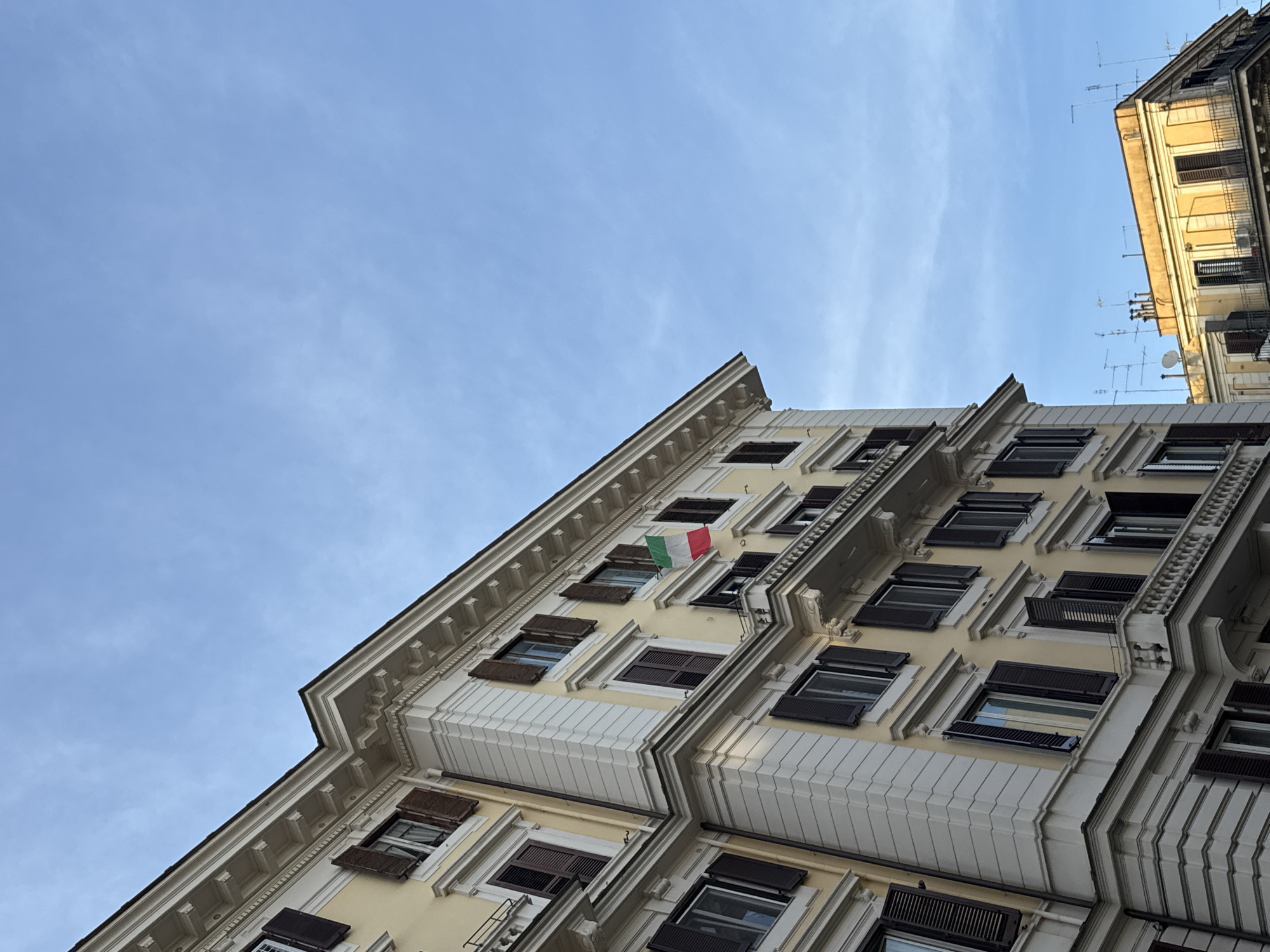 Witness documents Roman residential buildings on Sunday afternoon