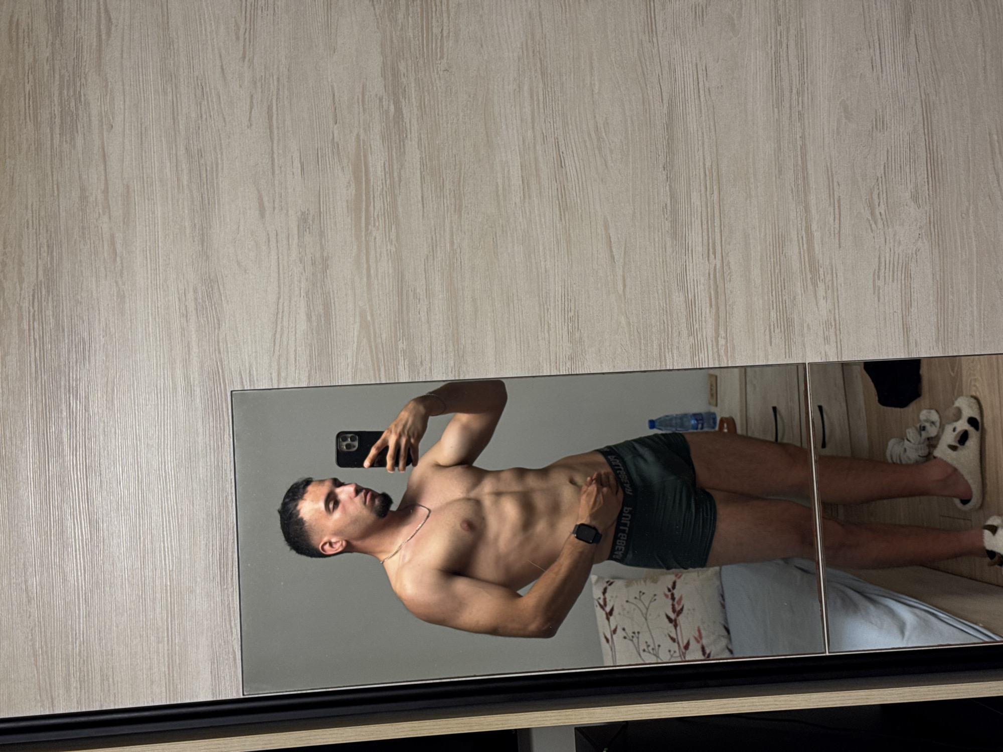 Mirror selfie flex session in a Shumen bedroom.