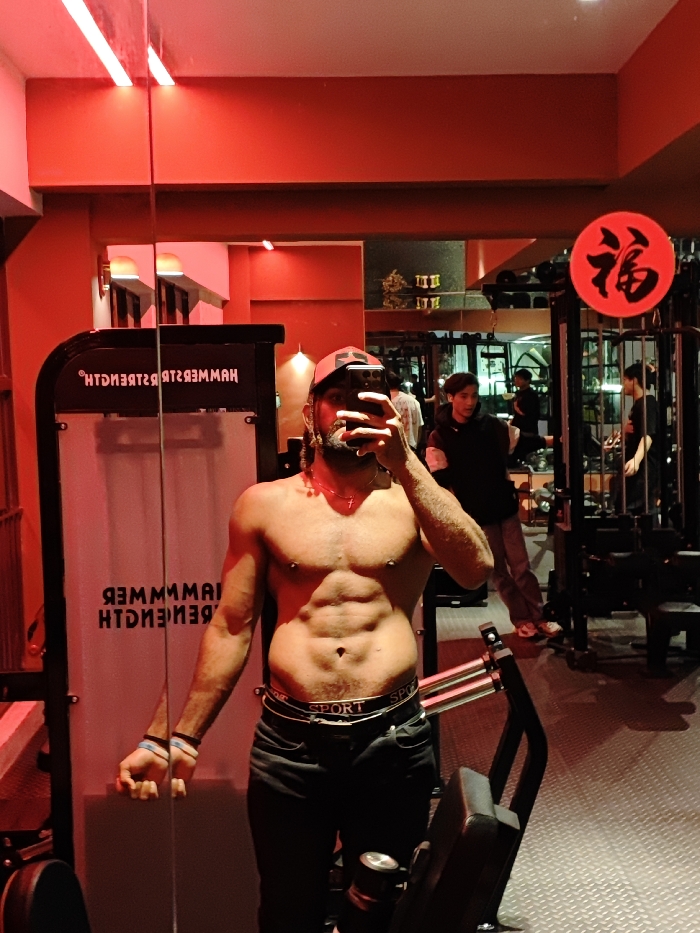 Man documents gym workout with mirror selfies in Chongqing