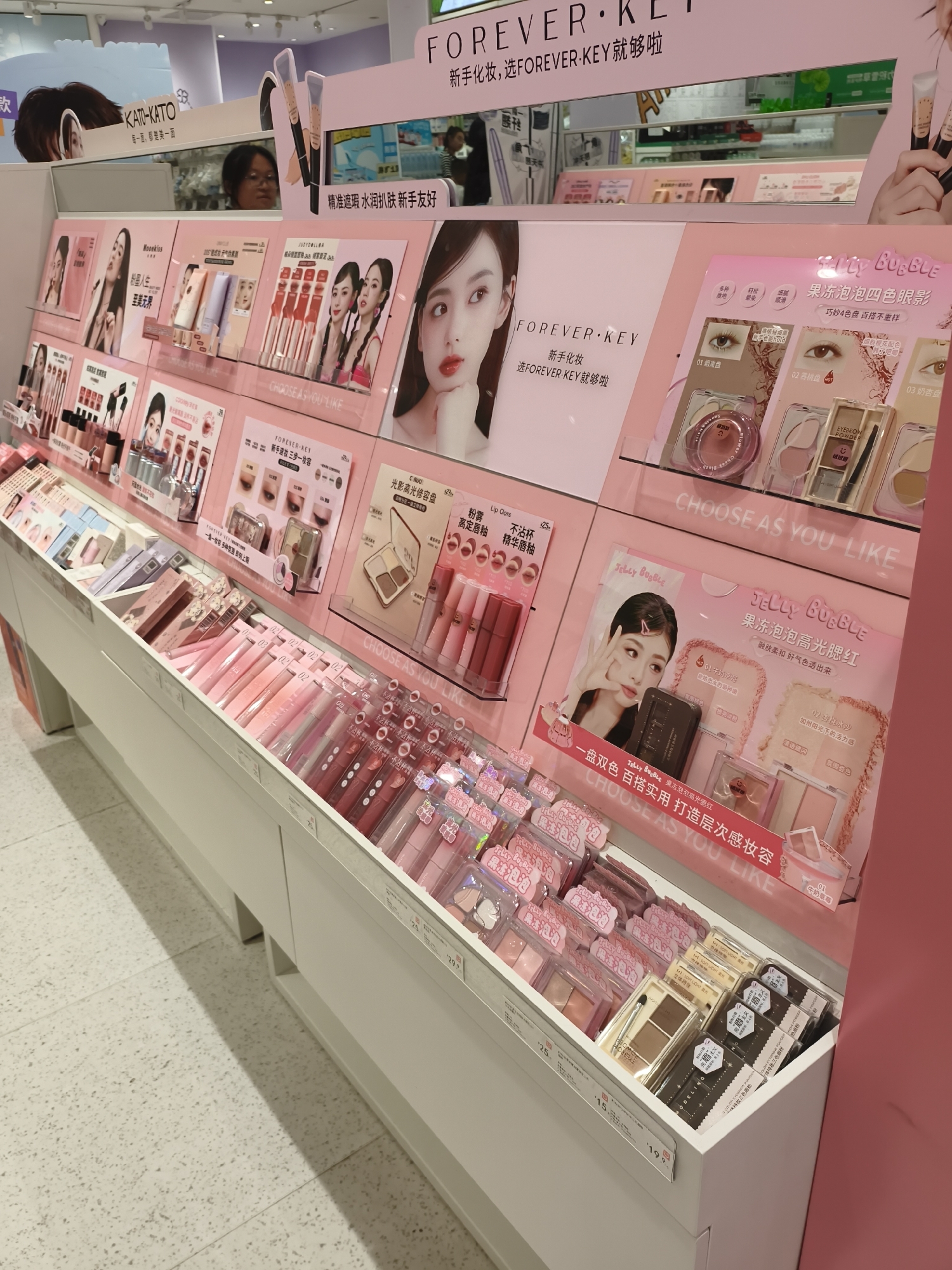 Retail browsing and food across Jixi's shopping scene