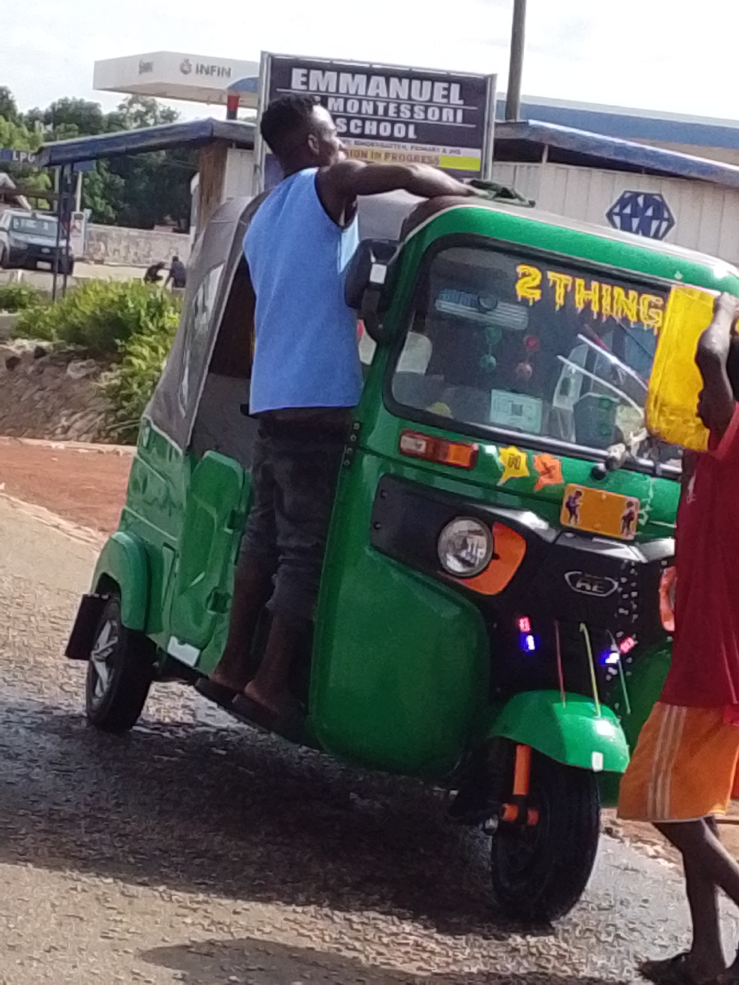 Green tro tro with "2THING" marking spotted in Dungu