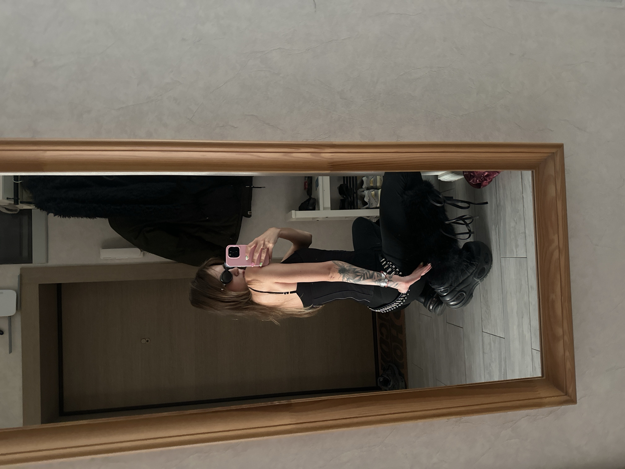 All-black outfit mirror selfie session in a Moscow apartment