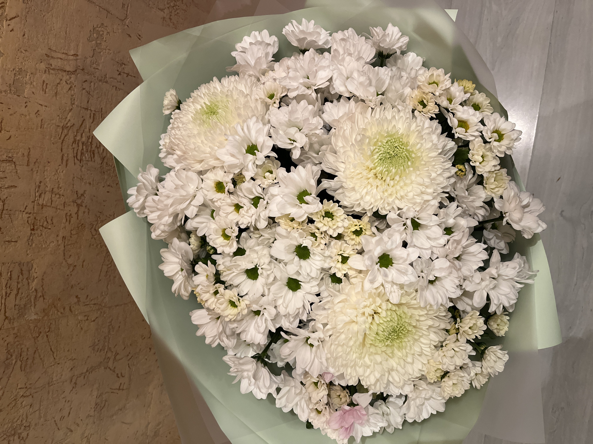 Man with flowers and alcohol spotted in Klin stairwell