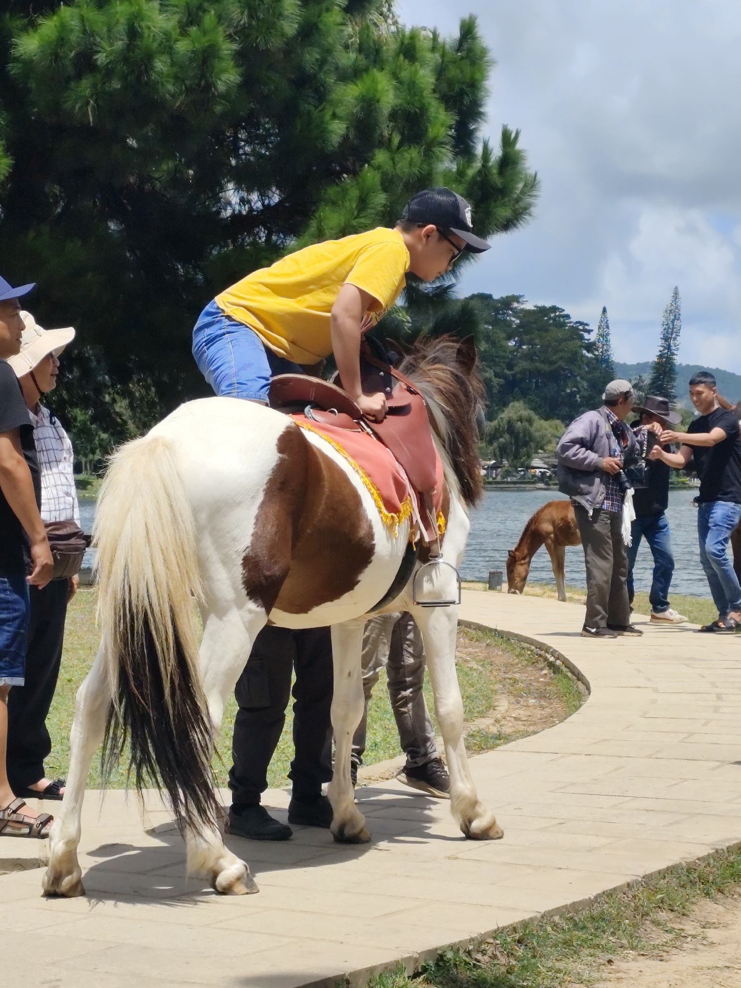 Horses, vendors, and lakeside life in Da Lat