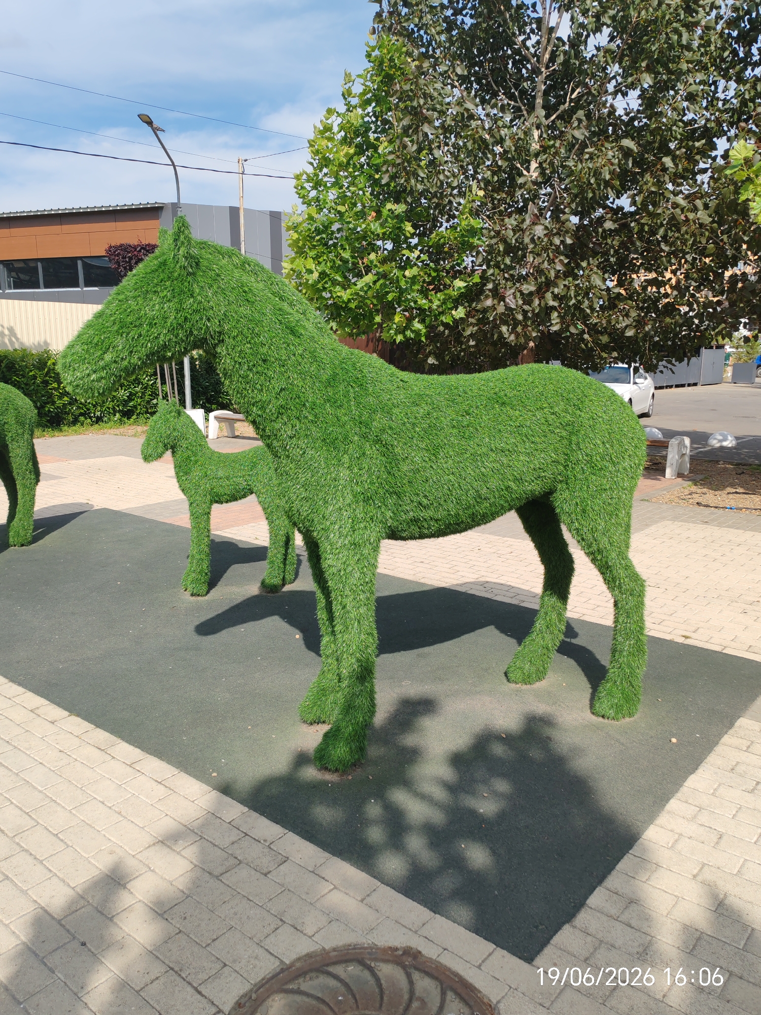 Afternoon around Yablonovsky: markets, greenery, and street scenes