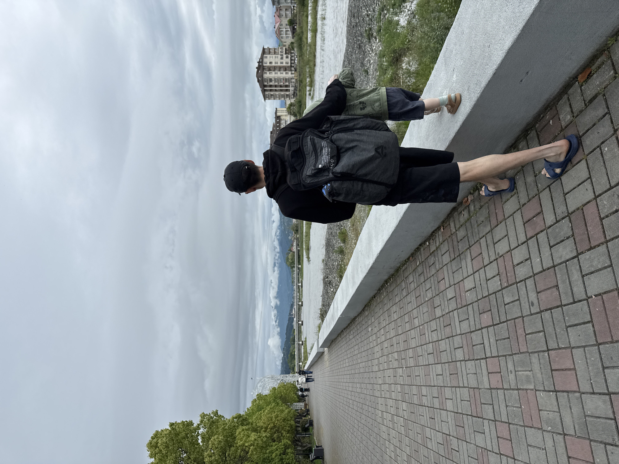 Family visits WWII memorial in Sochi amid overcast skies