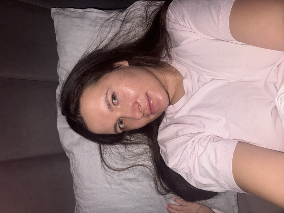 Woman's evening skincare routine documented in Odintsovo home
