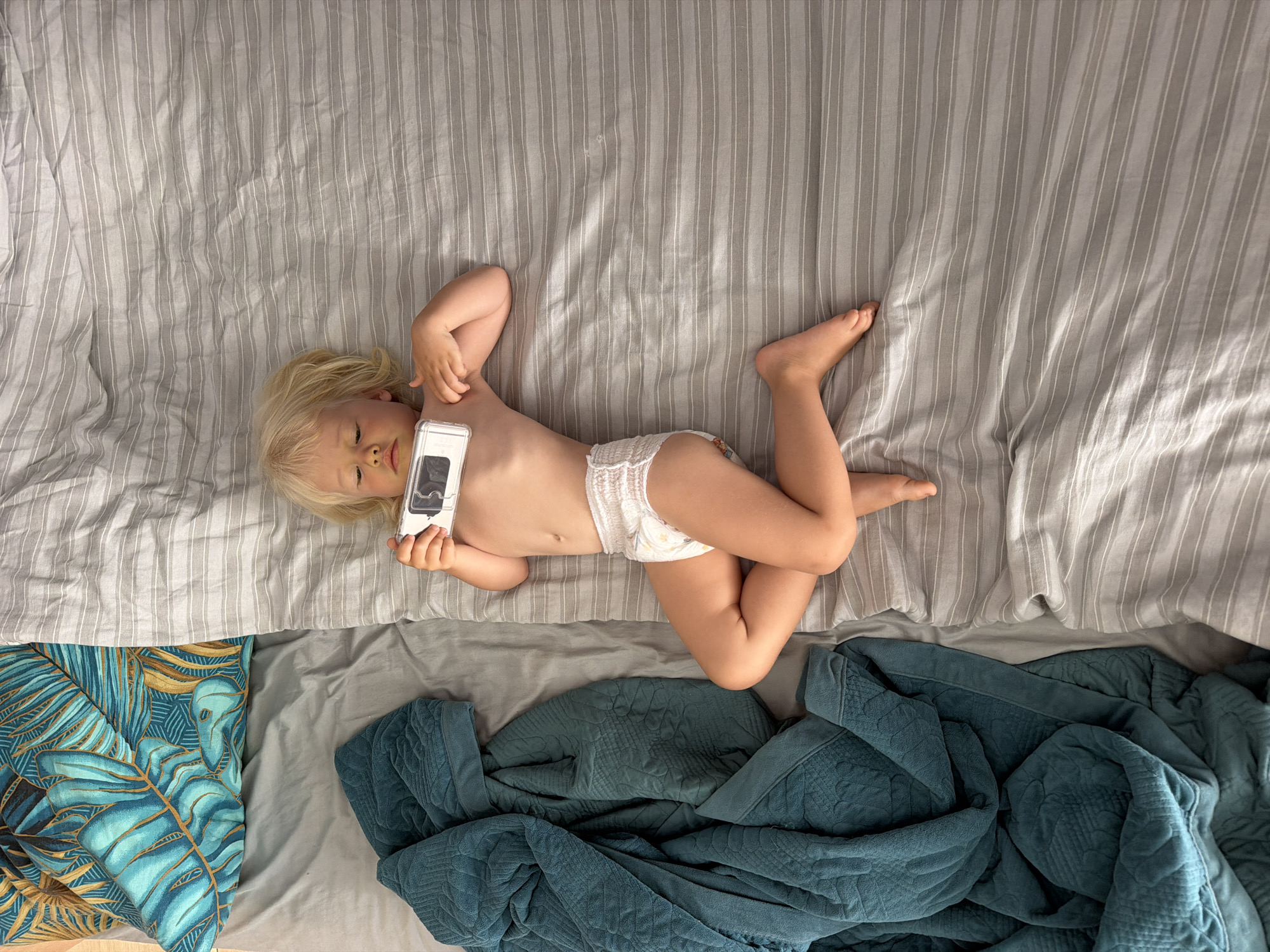 Sochi home morning: selfies, a toddler, and a grey cat